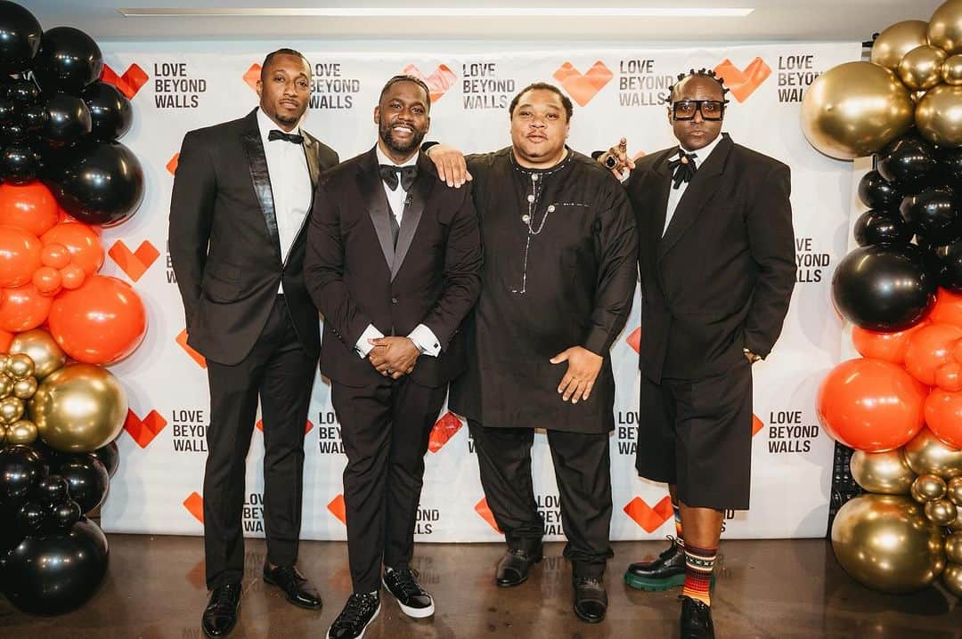 レクレーのインスタグラム：「There’s Grammys, billboard awards, films, and tv recognitions in this pic but we’re all here because one man had a vision to help us see the ones we overlook everyday. Thanks @imterencelester for keeping us focused on the real work. If you’re reading this….Go support @lovebeyondwalls」