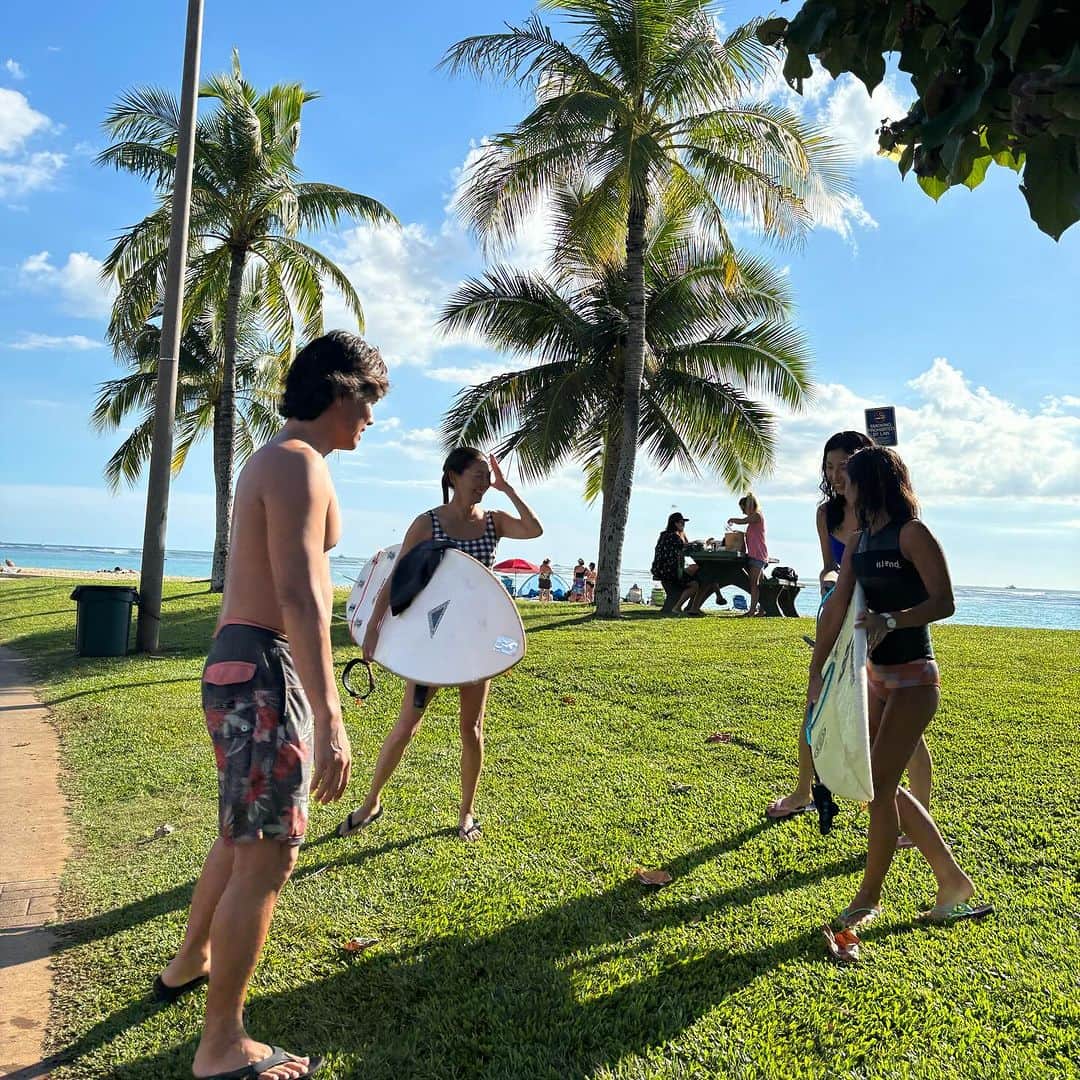 HARUKO（真木明子）さんのインスタグラム写真 - (HARUKO（真木明子）Instagram)「ハワイに来たらやっぱりサーフィン🏄‍♀️ 初めはドキドキしてナーバスになるけどw 沖に出たら泣きそうになるくらいHAPPY😍 海からホノルル、ダイヤモンドヘッド💎 いい波に乗る友達を見て こっちまで嬉しくなる❤️  ハワイの神様がいい波乗せてくれたねって 純粋な気持ちで出る言葉  アロハ🤙なみんなが優しすぎて 最高❤️ @lani_831 と入るサーフィンは格別❤️  @ayance のハワイサーフィンデビューは @shinpeihoriguchi サーフィンレッスン🏄‍♀️ 初心者🔰でも安心してサーフィンできるよ😊  #サーフィン #ハワイでサーフィン #ハラモアナサーフィン #アロハ #ハワイ最高 #サーフィン最高」12月12日 11時11分 - haruko227