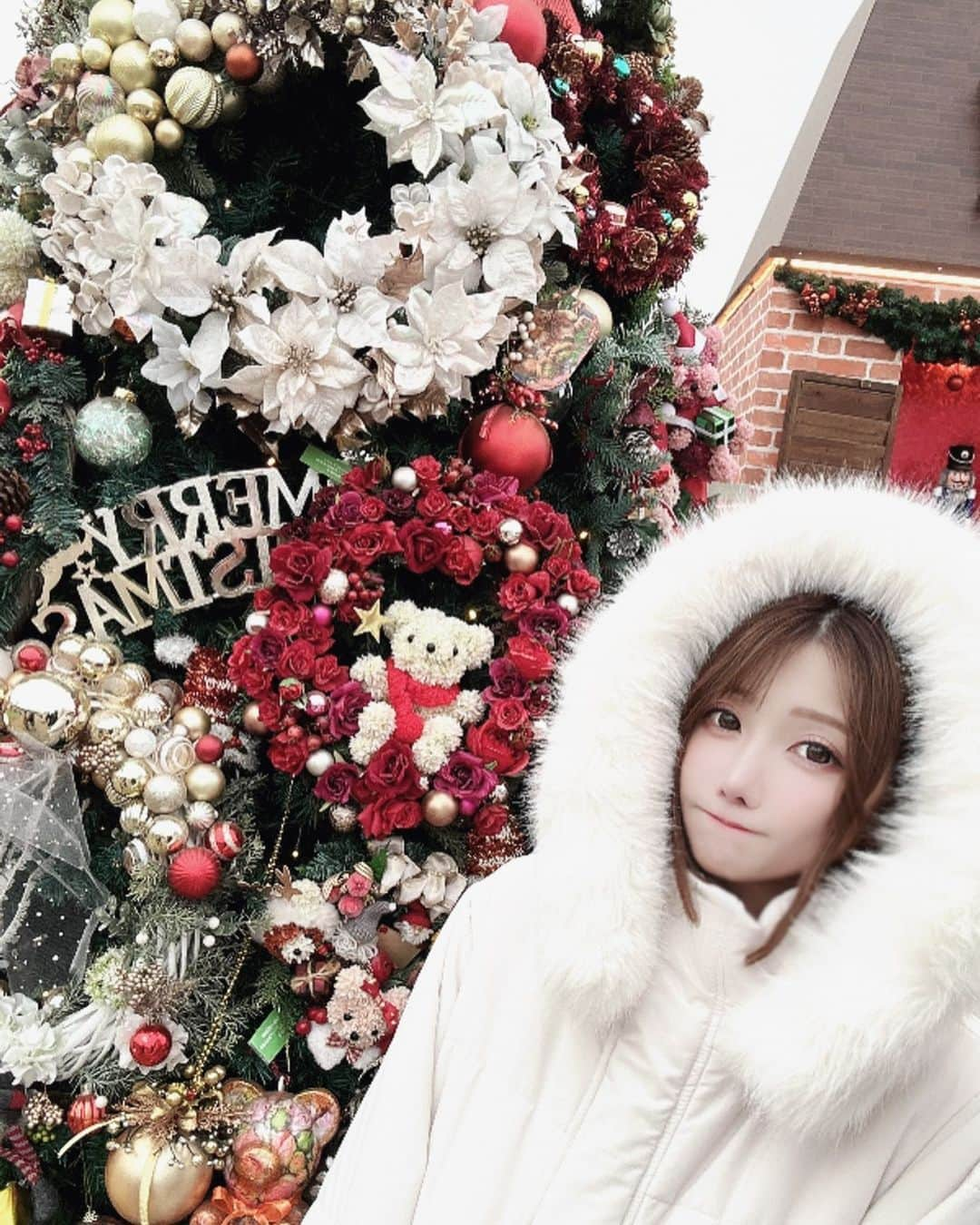 明日花リナさんのインスタグラム写真 - (明日花リナInstagram)「クリスマスマーケットに行きました🎄🪽❄️ すっごい寒かったけどクリスマス感じられてキラキラしてて可愛いかった🧸💓 みんなはどんなクリスマス過ごすのかなー？」12月12日 11時14分 - rina7701