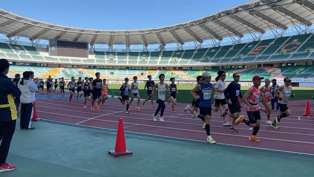 伊地健治のインスタグラム：「・ ・ 【マラソン大会ボランティア】  先日、袋井市のエコパで行われた 袋井クラウンメロンマラソン‼️  今回は地元住民として、大会を支える側として参加しました！ 決勝審判といって着順判定をする係です😋 今はランナーのタイムはチップで自動計測されるため、補完的な役割でしたが、真剣なランナーの皆さんの順位を周回ごとに確認する作業は緊張感が💦  大会のテーマはお祭り🏮 袋井市に来てくれたランナーの皆さんを地元の祭りの雰囲気でおもてなしするため、練りや太鼓演奏が繰り広げられ、スタッフは自前の法被を着て臨みます😋  ゲストランナーはあの川内優輝選手‼️🍛 ぶっちぎりの走りを間近で見られましたよ❤️  知り合いのランナーや、練習会で一緒のランナーの皆さんの頑張りをスタッフとして見るのはとても新鮮でした✨ 中には女子総合優勝や世代別優勝の人も🎖️  でもトップから最後尾まで、全員のレースを見守る事ってなかなかできない体験だし、全員がそれぞれ、スタートラインに立つまでの物語があるんだなと思うと、気持ちが昂り、選手の皆さんへの声援にもつい力が入りました🔥😭  改めて、大会は多くの人の協力や気持ちの集まりから成り立っているんだなぁと感じました☺️  さあ、ランナーの皆さんにたくさんのパワーをもらって、今度は自分の番‼️ 週末のフルマラソンの大会に向けて、またまた頑張りますよー🔥  #袋井市スポーツ協会  #袋井クラウンメロンマラソン  #袋井まつり  #袋井太鼓  #フッピー」