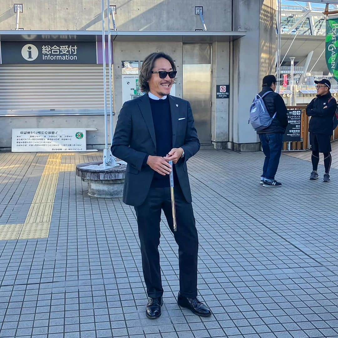 石川直宏さんのインスタグラム写真 - (石川直宏Instagram)「『感謝の気持ち』  今シーズン終了。 1年間の感謝の気持ちを込めて、お世話になった味の素スタジアム周辺を FC東京・市民スポーツボランティア @spovolu  の皆さんとゴミ拾い🗑️  この後調布でイベント登壇だった為 スーツにトングスタイル 笑  スポボラの皆さん ゴミ拾い、そして今年も1年サポートいただきありがとうございました💙❤️  年末の大忘年会でまた会いましょう🤝  #ゴミ拾い #CCA #クラブコミュニケーターアクション #楽しくやろうCCAゴミ拾い部 #fctokyo #FC東京 @fctokyoofficial  #Tokyo #東京 #東京が熱狂 #FC東京ファミリー #fctokyoclubcommunicator  #FC東京クラブコミュニケーター #NaohiroIshikawa #石川直宏」12月12日 11時17分 - sgss.18