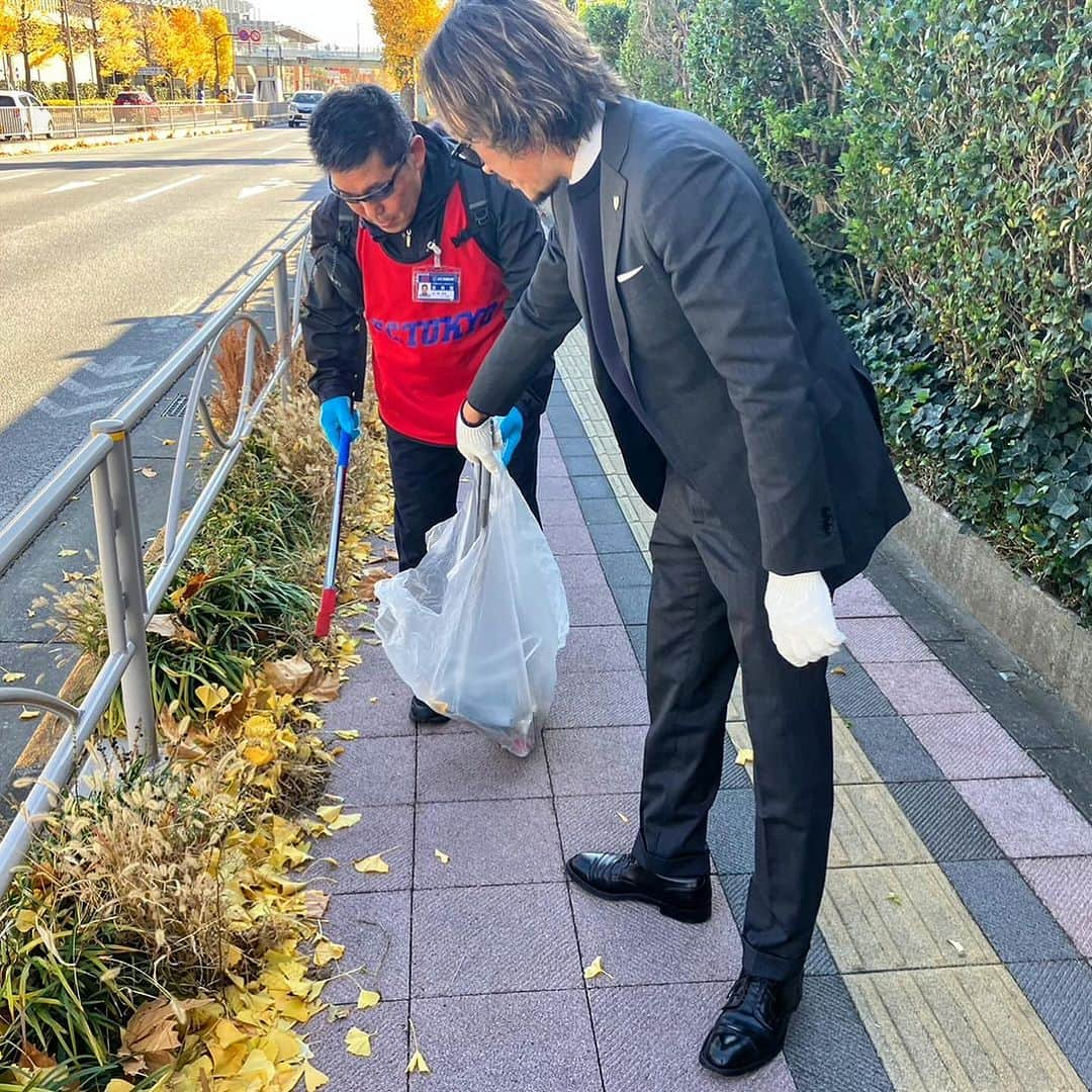 石川直宏さんのインスタグラム写真 - (石川直宏Instagram)「『感謝の気持ち』  今シーズン終了。 1年間の感謝の気持ちを込めて、お世話になった味の素スタジアム周辺を FC東京・市民スポーツボランティア @spovolu  の皆さんとゴミ拾い🗑️  この後調布でイベント登壇だった為 スーツにトングスタイル 笑  スポボラの皆さん ゴミ拾い、そして今年も1年サポートいただきありがとうございました💙❤️  年末の大忘年会でまた会いましょう🤝  #ゴミ拾い #CCA #クラブコミュニケーターアクション #楽しくやろうCCAゴミ拾い部 #fctokyo #FC東京 @fctokyoofficial  #Tokyo #東京 #東京が熱狂 #FC東京ファミリー #fctokyoclubcommunicator  #FC東京クラブコミュニケーター #NaohiroIshikawa #石川直宏」12月12日 11時17分 - sgss.18