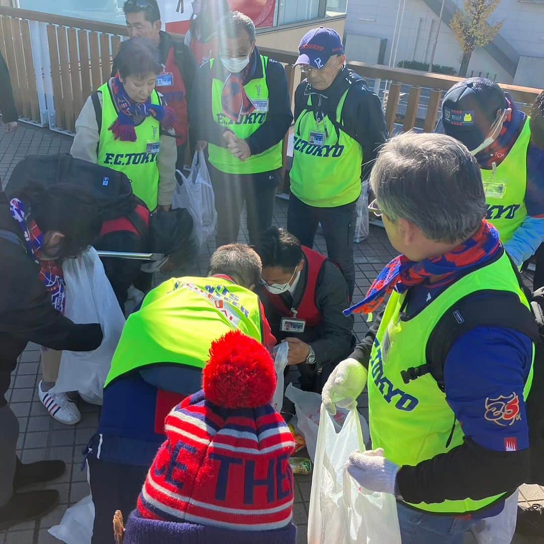 石川直宏さんのインスタグラム写真 - (石川直宏Instagram)「『感謝の気持ち』  今シーズン終了。 1年間の感謝の気持ちを込めて、お世話になった味の素スタジアム周辺を FC東京・市民スポーツボランティア @spovolu  の皆さんとゴミ拾い🗑️  この後調布でイベント登壇だった為 スーツにトングスタイル 笑  スポボラの皆さん ゴミ拾い、そして今年も1年サポートいただきありがとうございました💙❤️  年末の大忘年会でまた会いましょう🤝  #ゴミ拾い #CCA #クラブコミュニケーターアクション #楽しくやろうCCAゴミ拾い部 #fctokyo #FC東京 @fctokyoofficial  #Tokyo #東京 #東京が熱狂 #FC東京ファミリー #fctokyoclubcommunicator  #FC東京クラブコミュニケーター #NaohiroIshikawa #石川直宏」12月12日 11時17分 - sgss.18