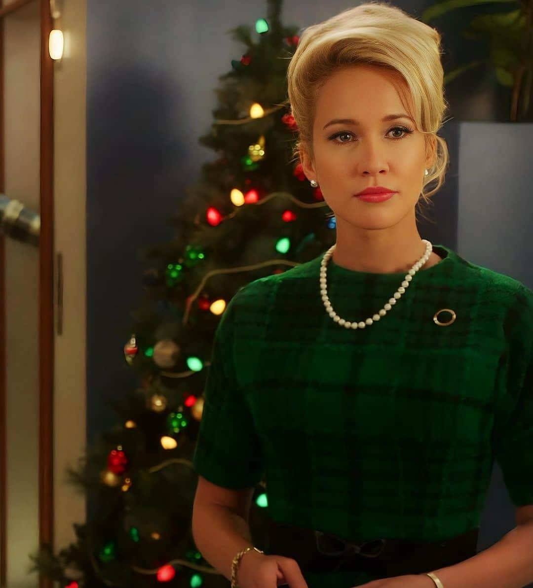 アンナ・キャンプのインスタグラム：「Happy Holidays 1969 style from a very pensive Jane Hollander 🎄#goodgirlsrevolt @amazonprime 🎄」
