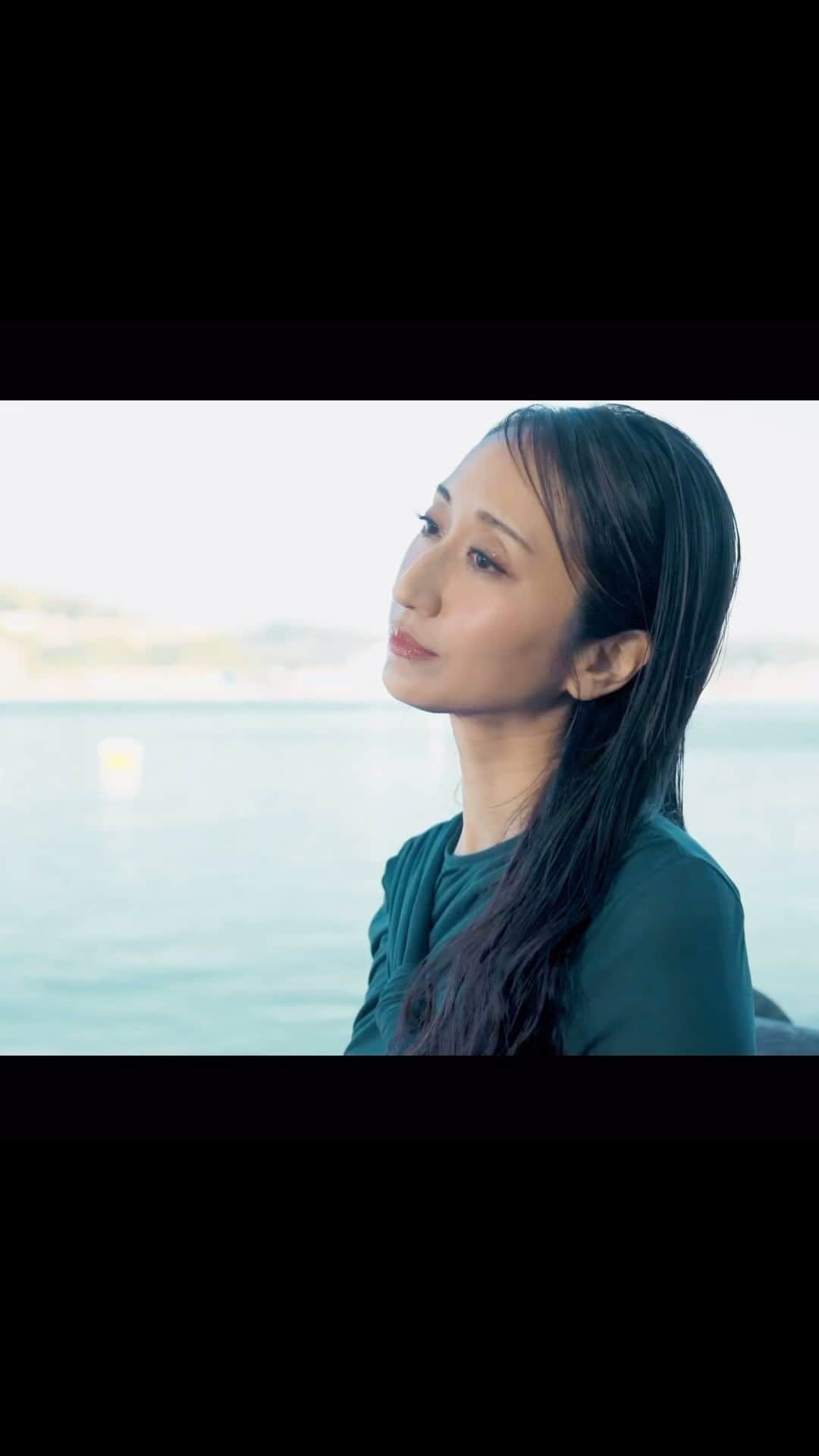 Ms.OOJAのインスタグラム：「光射す方へ  どうして思いは　いつも上手く　 伝えられないんだろう あなたを愛するほどに　近づくほどに 傷つけてしまうのだろう 流れる時間を強く強く　抱きしめようとしても 儚く消えてゆくよ　こぼれてゆくよ だから伝えよう　もう怖がらないで  #msooja #光射す方へ」
