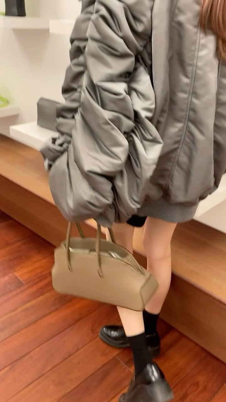 平木愛美のインスタグラム：「お買い物中の母の現実。  インスタの写真では一瞬を切り取ってもらって、しれっとした表情させて頂いておりましたが、、、  毎日変な声出したり、変なダンスしたりして過ごしてるう🙃」
