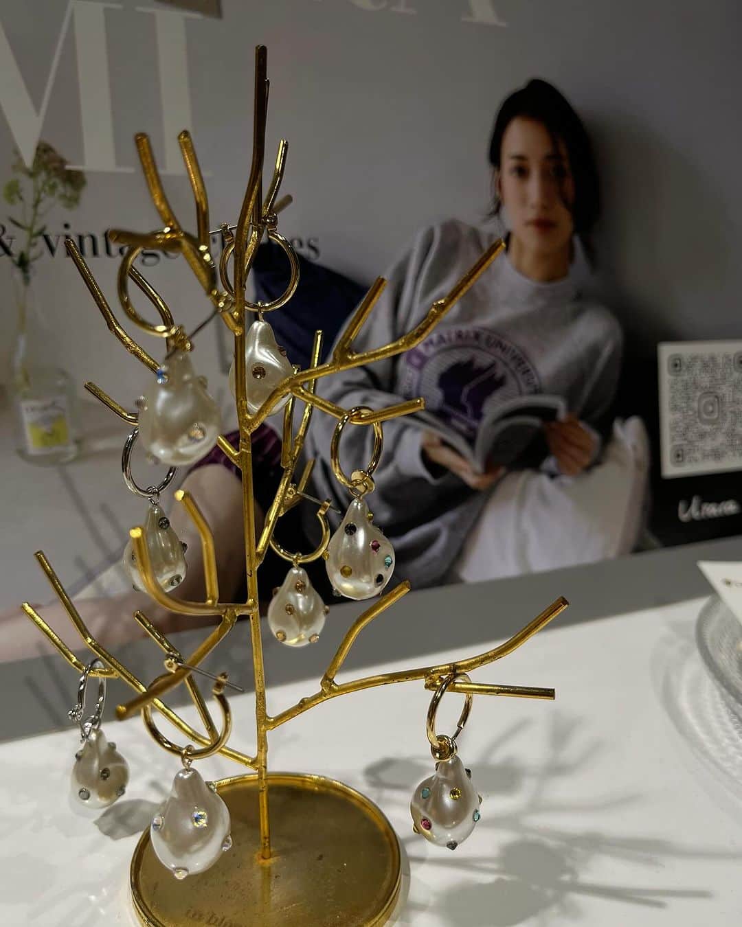 伶美うららさんのインスタグラム写真 - (伶美うららInstagram)「Takarazuka 0Gx 3Actor ~ Another face ~ POP-UP STORE  渋谷西武百貨店での、7日間のポップアップが終了しました☺️✨  今回は初のコラボ企画での出店で、皆さまの素敵な商品がずらっ並んでとても華やかで賑やかな空間でした✨ そして古着のえみちゃん (@emi.srhm)との初コラボでもあり、えみちゃんが拘って選ぶヴィンテージウェアの魅力にまた触れることができました🌿✨  初めて私のアクセサリーを知って下さった方や、舞台を通して知って頂きポップアップにお越し下さった方々にもお会いできて嬉しかったです✨✨  またどこかでPOP-UPが出来ますように🌿 お越し下さりました皆さまありがとうございました🤍  鳳翔大 @dai_hosho_official /  @dineige_dai   春花 きらら @maiko_kirara /  @haruhana_style   桜一花 @sakuraichika_official / @choccoto_ichikasakura   伶美 うらら×EMI（HIRAETH）  @urara_reimi / @hiraeth_vintagestore   星野勇太・平井浩基  @yuta_hoshino0309 / @_hiroki_hirai  @hoshinohirai    神田聖司 @kanda.masakazu  @awai.2021   皆さまオンラインで販売されているので、ぜひチェックしてくださいね✨  #渋谷西武百貨店 #ポップアップストア」12月12日 11時35分 - urara_reimi