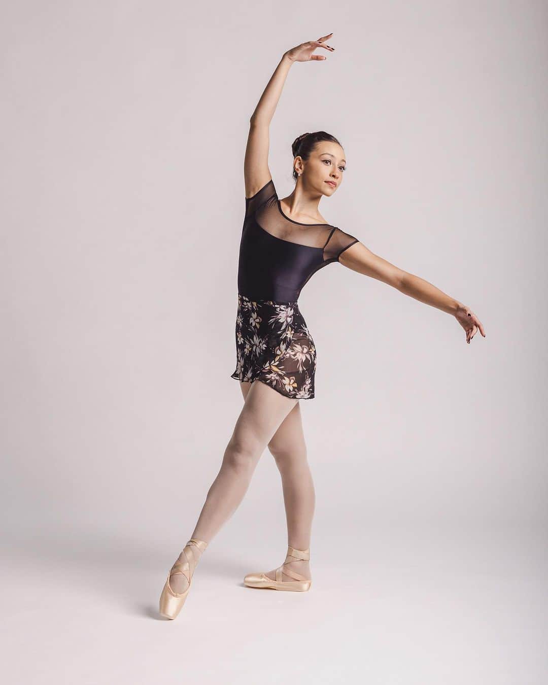 Ballet Is A WorldWide Languageのインスタグラム：「End of the year sale is ON 🖤 shop now for your favorite items up to 40% off!!! worldwideballet.net ✨  @xosarahryan wearing the Sarah leotard + Olivia skirt  #worldwideballet」
