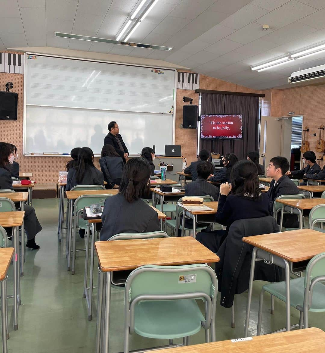 田中彩子さんのインスタグラム写真 - (田中彩子Instagram)「I know. I don't look like a Chairman, but yes, I am Chairperson of AICJ Junior & Senior High School, I visited the school last days. 私が新たに理事長を務める広島のAICJ中学・高等学校に先日お伺いしました。IB(国際バカロレア)ワールドスクールとして、世界の名門大学進学も目指すことができる学校で偏差値75。 そんなエリート校に現役音楽家の私が理事長になるという楽しい展開。 理事長ご挨拶という事でお話しさせて頂きましたが、唐突に始めたQ&Aコーナーにも即座に手を挙げてくれたり教室見に行ってもきゃっきゃしてくれて子ども達がとても柔軟で活気のある学校でした。  先生の言うことばっかり聞いてたらダメだよとか予定外のQ&Aコーナーでマイク持って走らせたりして色々すみません先生方。 このように学生達と関わることができてとても嬉しいです。  #aicj中学高等学校  #aicj #田中彩子」12月12日 11時48分 - ayakotanaka_instaofficial