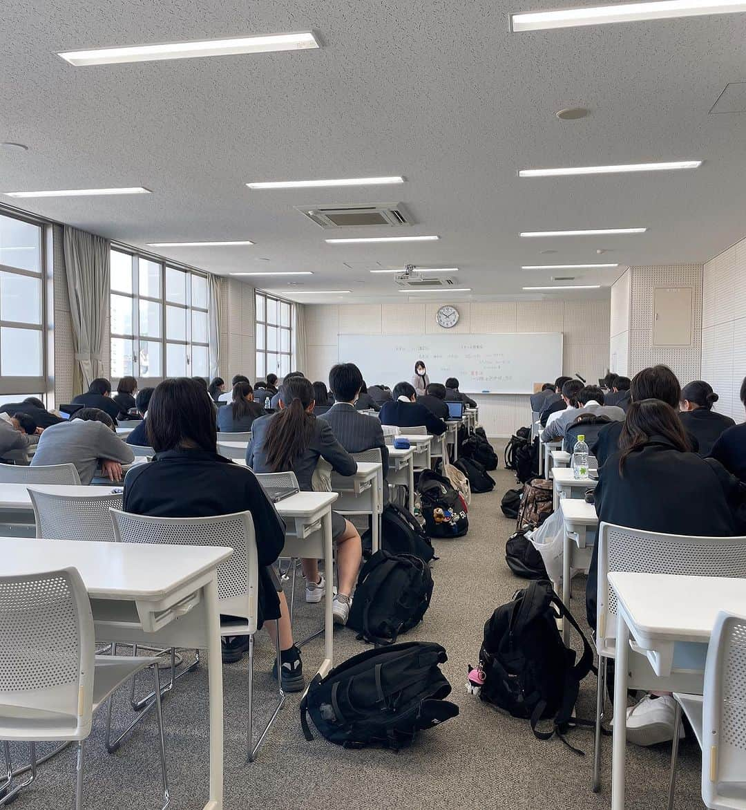 田中彩子さんのインスタグラム写真 - (田中彩子Instagram)「I know. I don't look like a Chairman, but yes, I am Chairperson of AICJ Junior & Senior High School, I visited the school last days. 私が新たに理事長を務める広島のAICJ中学・高等学校に先日お伺いしました。IB(国際バカロレア)ワールドスクールとして、世界の名門大学進学も目指すことができる学校で偏差値75。 そんなエリート校に現役音楽家の私が理事長になるという楽しい展開。 理事長ご挨拶という事でお話しさせて頂きましたが、唐突に始めたQ&Aコーナーにも即座に手を挙げてくれたり教室見に行ってもきゃっきゃしてくれて子ども達がとても柔軟で活気のある学校でした。  先生の言うことばっかり聞いてたらダメだよとか予定外のQ&Aコーナーでマイク持って走らせたりして色々すみません先生方。 このように学生達と関わることができてとても嬉しいです。  #aicj中学高等学校  #aicj #田中彩子」12月12日 11時48分 - ayakotanaka_instaofficial