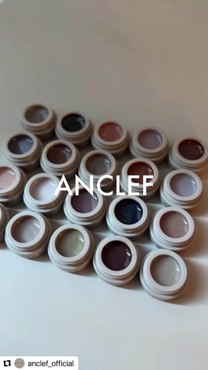 エリコネイルのインスタグラム：「. ☆新ブランドのお知らせ☆  ANCLEF/アンクレ @anclef_official  Producer @nailfumi  TOKYO NAIL EXPO2023にて先行発売し、ノベルティ付き全20色セットが完売となり大変ご好評いただきましたカラージェルブランド『ANCLEF』がついに2023年12月15日(金)より一般発売開始となります！  色味やテクスチュアに拘りぬき、 モダンとシックがブランドコンセプトで、スタイリッシュで上質なインテリアからインスパイアされたカラーになります☆ —————— ・001sM ・002M ・003sM ・004sM ・005M ・006sM ・007sM ・008sM ・009sM ・010sM ・011sM ・012sM ・013M ・014M ・015sM ・016M ・017sM ・018sM ・019M ・023sM —————— あなた自身をさらに輝かせる鍵(CLEF)となるカラーを見つけてください🗝  2023年12月15日(金)より各販売店様、モアクチュールオンラインショップにて販売いたします♡ 是非お試しください！ #Repost @anclef_official with @use.repost  ・・・ . .. . ANCLEF/ｱﾝｸﾚ  2023.12.15より一般販売スタート  @nailpartner  @nailshoptat  @naillabojp  @dawson_nail (台湾🇹🇼) @morecouture_jp   ——————————————  ANCLEF/ｱﾝｸﾚ  モダン×シックがブランドコンセプト スタイリッシュで上質なインテリアから インスパイアされたカラーたち。 あなた自身をさらに輝かせる鍵(CLEF/ｸﾚ)となる カラーをみつけてください。  ——————————————  #ANCLEF #アンクレ #gelnail #ジェルネイル #colorgel #カラージェル #nail #nails #ネイル #onecolor #ワンカラー #nuancenail #ニュアンスネイル #modern #モダン #chic #シック #Ageless#Nail#Color#Life#Enjoy#For #AgelessNailColorLifeEnjoyFor  ※画像、動画はできる限り実物に近づけるようにしておりますが お使いのスマホモニター、PCモニターによって多少色味が異なる場合もございます。」