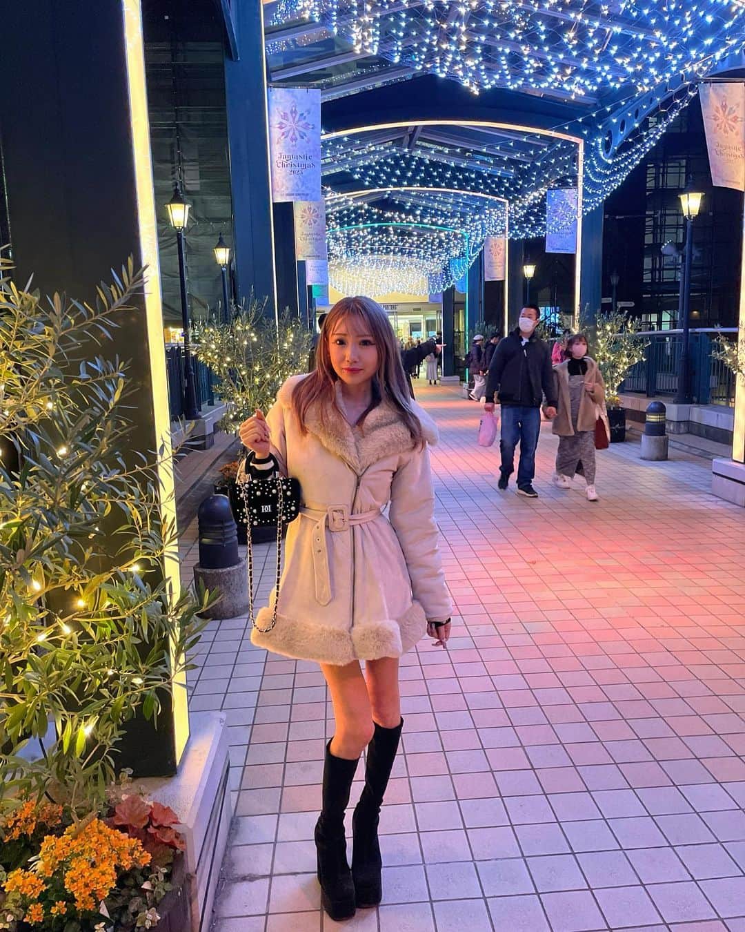 RIIAさんのインスタグラム写真 - (RIIAInstagram)「人生初ゴンドラ🚠 横浜のクリスマスの夜はキラキラしてて綺麗すぎたっ🎄 ワンちゃんのベビーカーまでキラキラ🤩💓笑笑 クリスマスマーケットは人が多すぎて断念したけど、その分他の景色見れたよ🥺✨」12月12日 11時43分 - airi21202