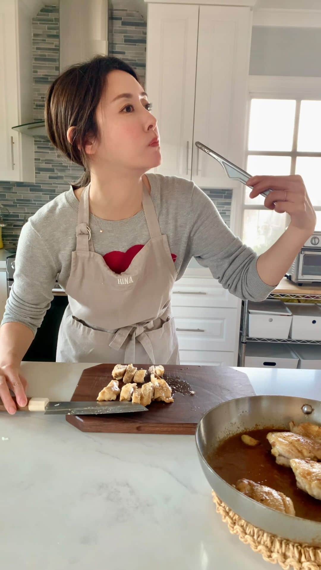 高木りなのインスタグラム：「今日は鶏ももと昨日のおかずでワンプレート。鶏ももはすりゴマと味噌が決め手です♡ 오늘은 닭다리과 어제 만든 반찬으로 원플레이트 식단. 닭다리는 갈은깨와 일본된장이 포인트입니다. - - - - - - - - - -  ソース(양념) 醤油(간장) 2, みりん(미림) 2, 酒(술) 2, はちみつ(꿀) 1, すりゴマ(갈은깨) 3, おろし生姜(다진생강) 1/2, ニンニクのみじん切り(다진마늘) 1/2, 味噌(일본된장) 1/4」