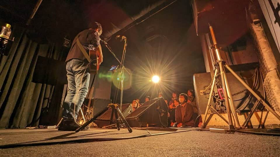 荒井岳史さんのインスタグラム写真 - (荒井岳史Instagram)「#わたしのあらたけ @ HUCK FINN  4年ぶりの開催。感慨深くもあり、大爆笑もあり最高の日でした。 普段バンドのスタッフもやってくれてるリキセ(@rikiseagl)が自身のバンドRemRemのボーカルとしてゲスト出演してくれました。  シノヴ師匠とのスリリングな夜を堪能して余韻に浸っております。 HUCK FINNは20年以上のお付き合いで、本当に好きな場所です。いつもありがとうございます。  集まってくれた皆さん、ありがとうございました。  打ち上げの席で来年の開催日もうっすら決まりましたのでよろしくお願いします笑  #渡邊忍 #リキセ #荒井岳史」12月12日 11時52分 - takeshi_arai