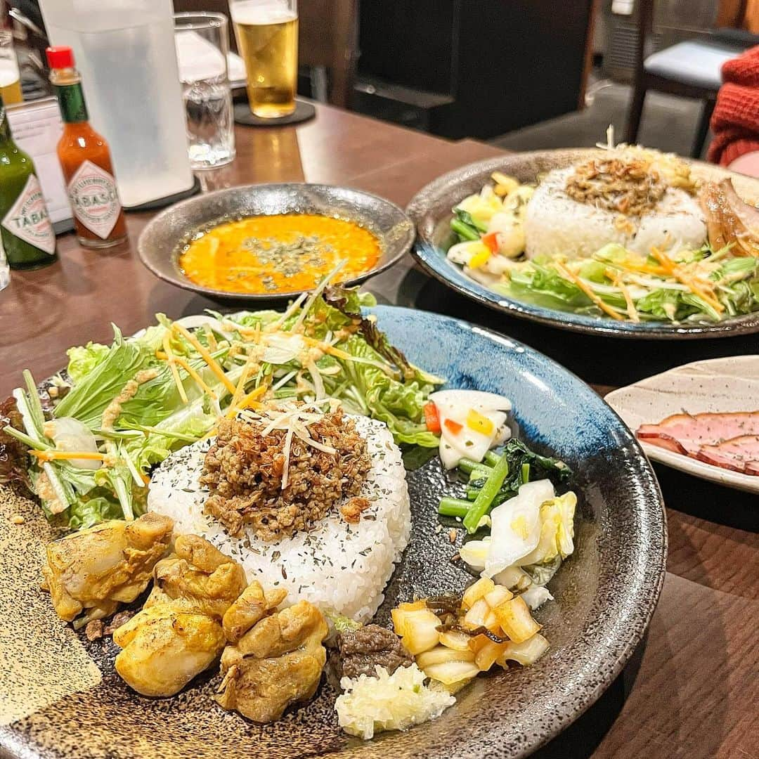 麻倉まりなさんのインスタグラム写真 - (麻倉まりなInstagram)「【PR】 . . . Barなのにバターチキンカレー専門店！？！？ . ラグジュアリー空間で インスタ映えなカレーを食べて来たので みんなに教えちゃうねっ😉✨ . . . 神楽坂駅から徒歩３分！！ビルの4Fにある . 『GANDEN(ガンデン)』さん🥰 . . エレベーターが開くと明らかにBarの雰囲気‼︎ . よくあるカレー屋さんとは あまりにも雰囲気が違ったので . 最初間違えたかと思って 1階までまた戻って看板を再確認しに行ったほどです。笑 . . . 店内は本当に高級感漂うラグジュアリーな雰囲気で . 普段激安居酒屋ばっかり行っている私は ちょっと緊張しちゃいました🫣💕笑 . . . カレーは バターチキンカレーの専門店とのことですが 何種類かありまして… . . 1.究極のバターチキンカレー . 2.至福のチーズバターチキンカレー . 3.贅沢⭐︎極盛りバターチキンカレー . 4.究極のトマトバターカレー . 5.スパイス香る熟成キーマカレー . 6.限定カレー(日替わり) この日は 『エビとココナッツミルクのバターチキンカレー』でした！ . . . 私はココナッツミルクのカレーが大好きなので 限定カレーを注文させていただきました🙆‍♀️✨ . ちなみに 追加のトッピングや オプション(チキンの種類【鶏モモor鶏ムネ】や ルウやライス、サラダの量)が選べるので 自分好みにカスタムできちゃいます！！ . . . 運ばれてきてまず、見た目が可愛い😍 . . カレーでインスタ映えってあまり見かけないんだけど . ライスがおにぎりの形になっていて トッピングの盛り付けも綺麗なので . . 余裕で映えます💪✨ . . . 肝心のお味はというと… . . 初めにエビの出汁がガツンと来てそれが ちょうどいい感じにココナッツミルクの甘さと調和して 最高に美味しかったです💕💕💕 . . チキンの旨みも相まって 正直ライスが足りなかったです！！笑 . . . 友達が定番のバターチキンカレーを 注文していたので一口もらったのですが、 . インド系の甘々なバターチキンカレーとは違って トマトの酸味が効いていて さっぱりしていて食べやすいお味でした🙆‍♀️💓 小麦粉不使用なのがまた嬉しいッッ🤭 . . みんな好きなお味だと思いますっっ✨✨✨ . . . 夜はBarをされているとのことで 夜にお酒を飲んで〆カレーなんていうのも 素敵だなと思いました👍✨ 色々とご親切にありがとうございました🙇‍♀️💕 次回は夜に伺います🍻 【GANDEN】様 (@craft_curry_ganden) . . . . . PR @craft_curry_ganden #バターチキンカレー #神楽坂グルメ #神楽坂ランチ #神楽坂カレー #神楽坂ごはん #飯田橋ランチ #飯田橋カレー #飯田橋グルメ」12月12日 12時06分 - marina_asakura