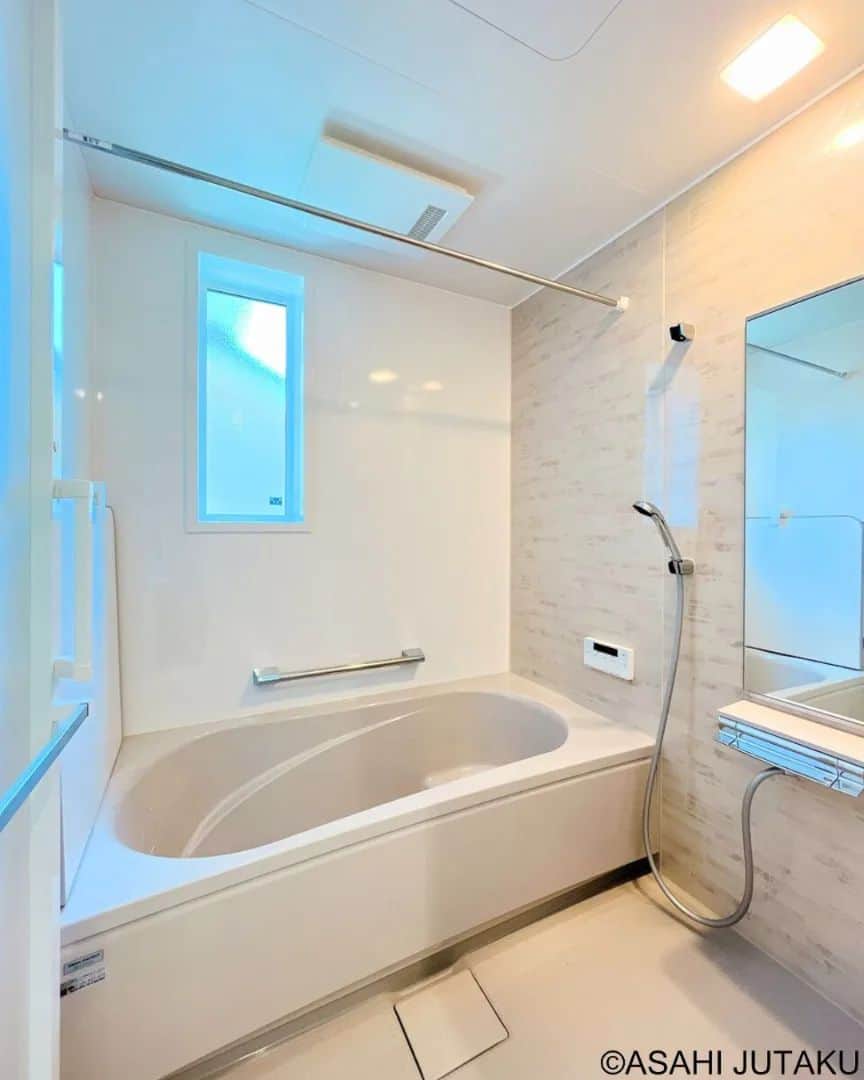 朝日住宅株式会社のインスタグラム：「《浴室》  ナチュラルなベージュカラーで統一された浴室🛁 機能性はもちろん、視覚的にも温かみのある色でホッとくつろげる空間に。  ✜✜✜✜✜✜✜✜✜✜✜✜✜✜✜✜✜✜✜✜✜　　　　　　　　　　　　　　　　　　　　施工例をもっと見たい方は こちら⇒ @asahijutaku　　 　　　　　　　　　　　　　　　　　　　　　　　　　　　　浜松笠井展示場ご見学希望の方は こちら⇒ @asahijutaku.hamamatsu　　　　　　　　　　　　　　　　　　　　　　　　✜✜✜✜✜✜✜✜✜✜✜✜✜✜✜✜✜✜✜✜✜  #浴室　#くつろぎバスタイム　#ベージュカラーバス #朝日住宅 #住宅 #住宅会社 #デザイン住宅 #高性能住宅 #インテリア #マイホーム #家づくり #施工例 #新築 #注文住宅 #自由設計 #高気密高断熱 #免疫住宅 #全館空調 #静岡県西部住宅会社 #静岡県西部注文住宅 #磐田市 #磐田市住宅会社 #磐田市注文住宅 #浜松市 #浜松市モデルハウス #浜松市住宅会社 #浜松市注文住宅」
