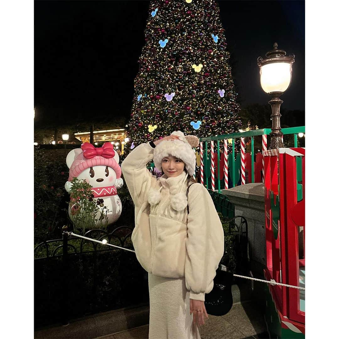 PATRA magazineさんのインスタグラム写真 - (PATRA magazineInstagram)「【寒いけど1番かわいい季節♥Xmasディズニー🎄🎀🏰】  寒いけど絶対に行きたい✨ みんなはクリスマスディズニーに行った？🐭  今年のディズニーもクリスマスの装飾や イルミネーションがとってもかわいいよ⛄️💗  限定フードも登場してるからぜひ行ってみてね🍓🍫  ＼ thank you 🦢 ／ @97_sena / @__kar20 @akeeey95 / @punyu____kichi @mimiy.0303 / @tomomin__199911 @erinko0315  今みんなの中で流行っている事やアイテムがあれば @patra__jp をタグ付けしてぜひ教えてね🔔  皆さんのすてきな投稿をぜひ紹介させてください！ . . #クリスマスディズニー #ディズニークリスマス #クリスマスコーデ #ディズニーコーデ」12月12日 12時00分 - patra__jp