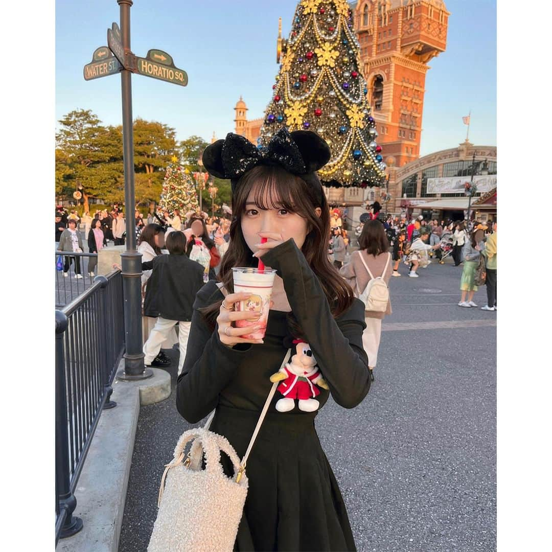 PATRA magazineさんのインスタグラム写真 - (PATRA magazineInstagram)「【寒いけど1番かわいい季節♥Xmasディズニー🎄🎀🏰】  寒いけど絶対に行きたい✨ みんなはクリスマスディズニーに行った？🐭  今年のディズニーもクリスマスの装飾や イルミネーションがとってもかわいいよ⛄️💗  限定フードも登場してるからぜひ行ってみてね🍓🍫  ＼ thank you 🦢 ／ @97_sena / @__kar20 @akeeey95 / @punyu____kichi @mimiy.0303 / @tomomin__199911 @erinko0315  今みんなの中で流行っている事やアイテムがあれば @patra__jp をタグ付けしてぜひ教えてね🔔  皆さんのすてきな投稿をぜひ紹介させてください！ . . #クリスマスディズニー #ディズニークリスマス #クリスマスコーデ #ディズニーコーデ」12月12日 12時00分 - patra__jp