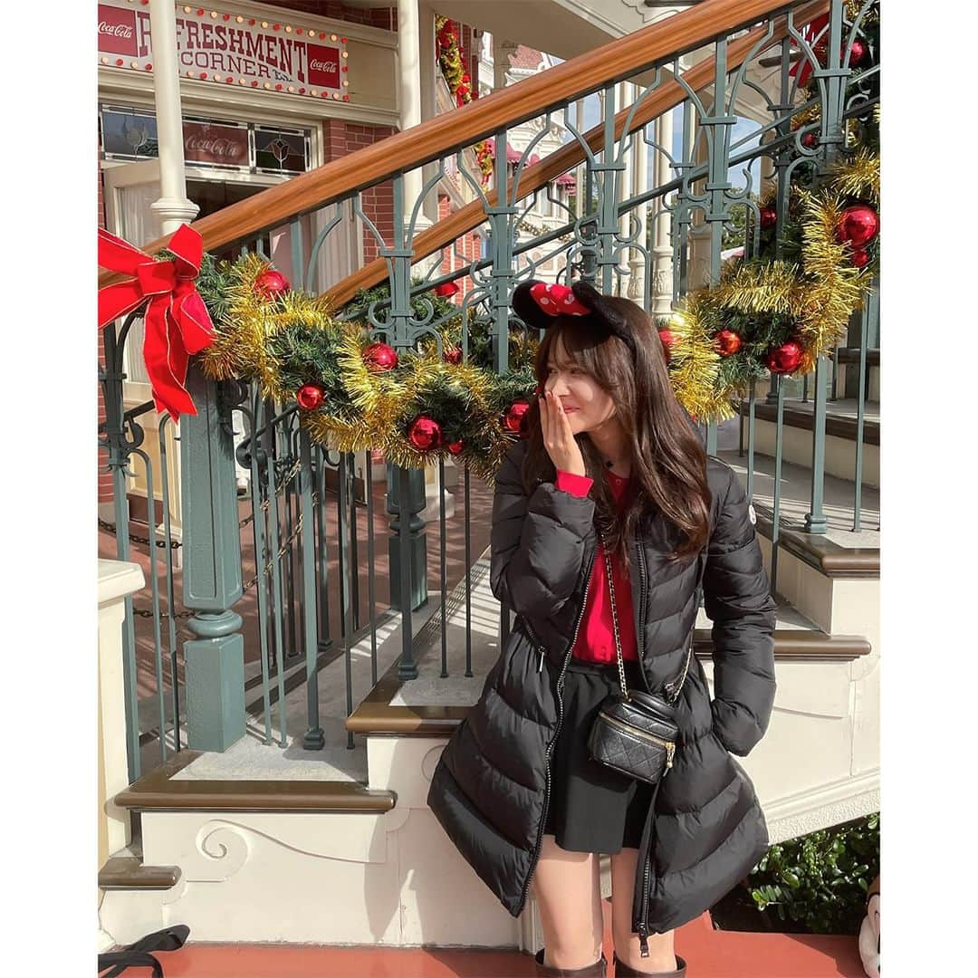 PATRA magazineさんのインスタグラム写真 - (PATRA magazineInstagram)「【寒いけど1番かわいい季節♥Xmasディズニー🎄🎀🏰】  寒いけど絶対に行きたい✨ みんなはクリスマスディズニーに行った？🐭  今年のディズニーもクリスマスの装飾や イルミネーションがとってもかわいいよ⛄️💗  限定フードも登場してるからぜひ行ってみてね🍓🍫  ＼ thank you 🦢 ／ @97_sena / @__kar20 @akeeey95 / @punyu____kichi @mimiy.0303 / @tomomin__199911 @erinko0315  今みんなの中で流行っている事やアイテムがあれば @patra__jp をタグ付けしてぜひ教えてね🔔  皆さんのすてきな投稿をぜひ紹介させてください！ . . #クリスマスディズニー #ディズニークリスマス #クリスマスコーデ #ディズニーコーデ」12月12日 12時00分 - patra__jp