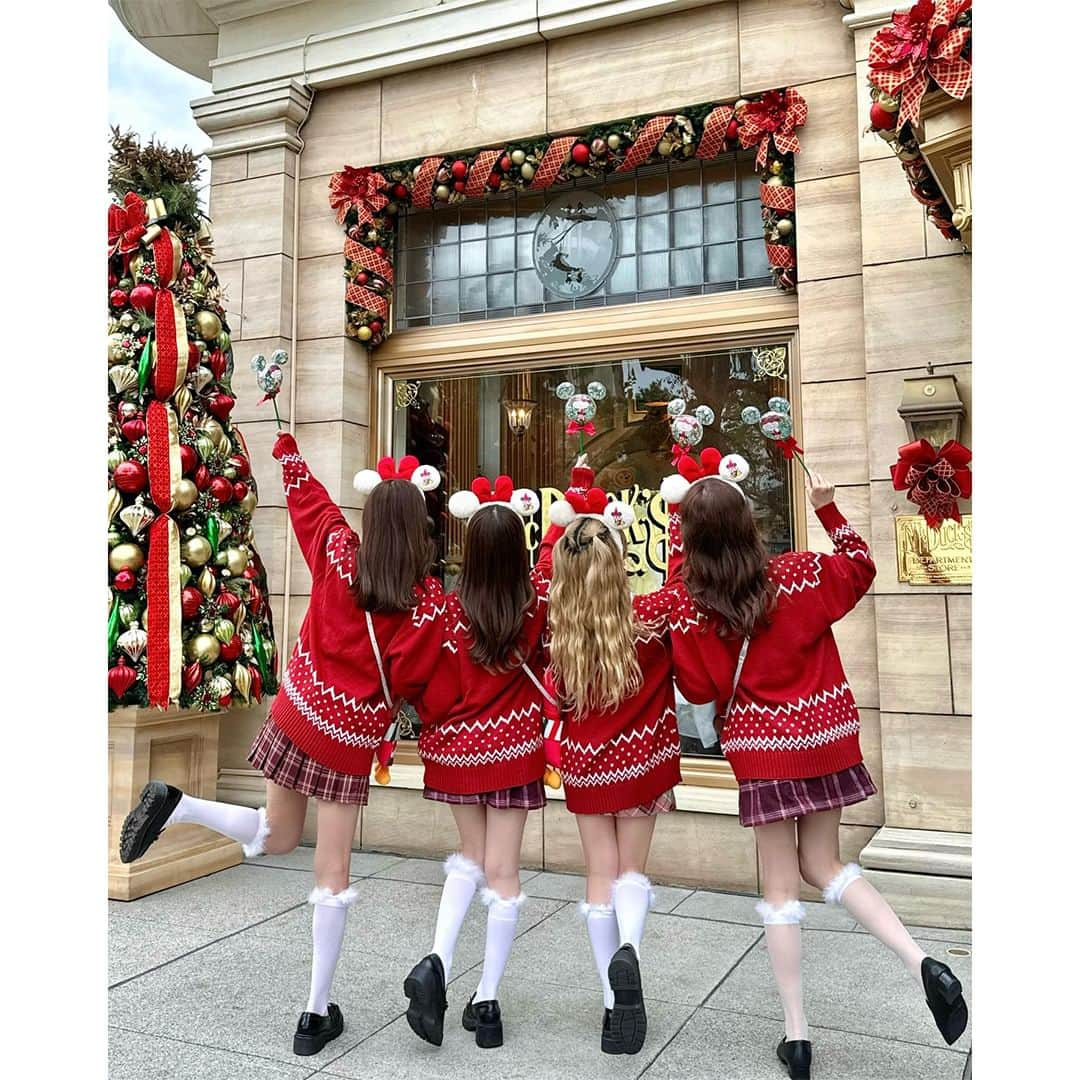 PATRA magazineさんのインスタグラム写真 - (PATRA magazineInstagram)「【寒いけど1番かわいい季節♥Xmasディズニー🎄🎀🏰】  寒いけど絶対に行きたい✨ みんなはクリスマスディズニーに行った？🐭  今年のディズニーもクリスマスの装飾や イルミネーションがとってもかわいいよ⛄️💗  限定フードも登場してるからぜひ行ってみてね🍓🍫  ＼ thank you 🦢 ／ @97_sena / @__kar20 @akeeey95 / @punyu____kichi @mimiy.0303 / @tomomin__199911 @erinko0315  今みんなの中で流行っている事やアイテムがあれば @patra__jp をタグ付けしてぜひ教えてね🔔  皆さんのすてきな投稿をぜひ紹介させてください！ . . #クリスマスディズニー #ディズニークリスマス #クリスマスコーデ #ディズニーコーデ」12月12日 12時00分 - patra__jp