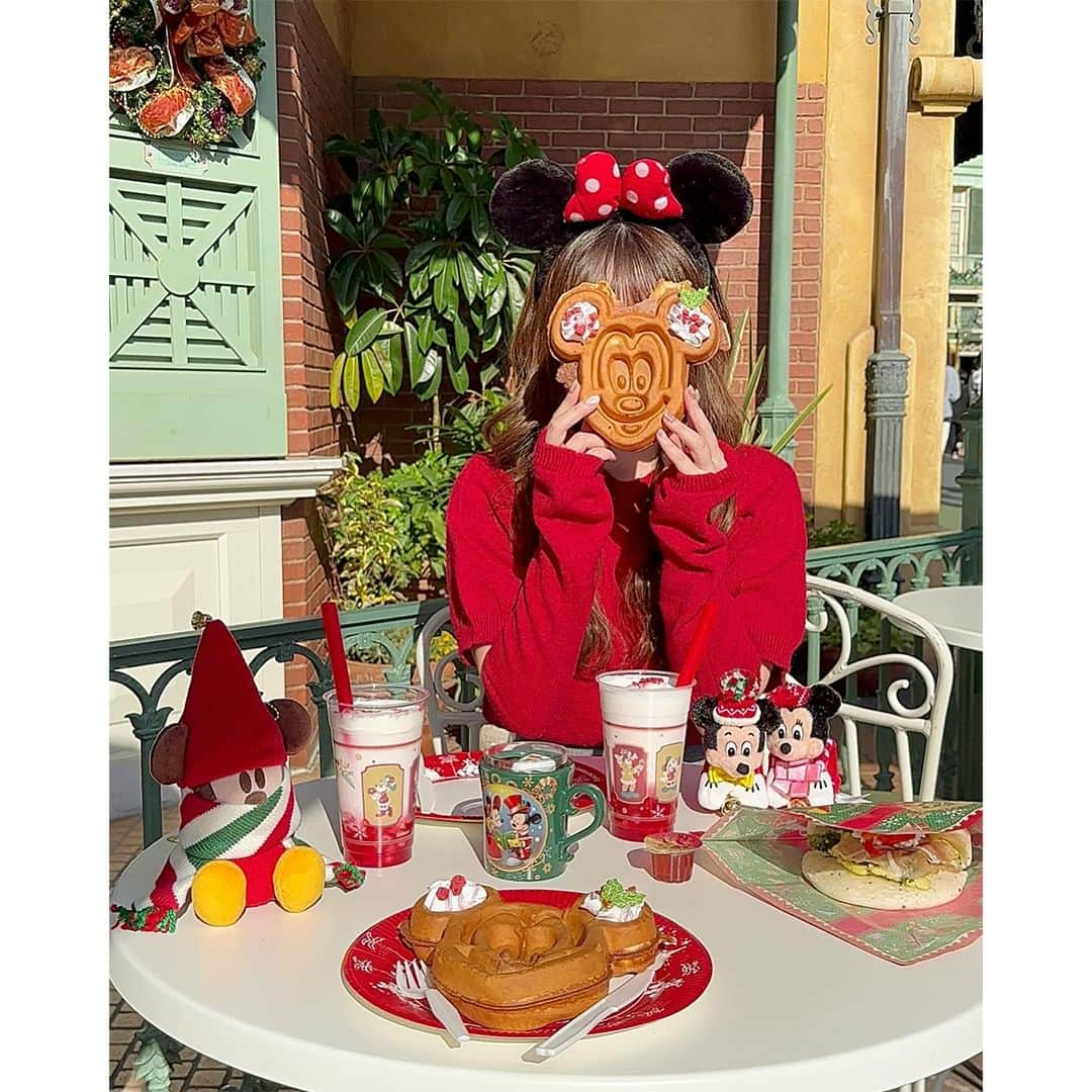 PATRA magazineさんのインスタグラム写真 - (PATRA magazineInstagram)「【寒いけど1番かわいい季節♥Xmasディズニー🎄🎀🏰】  寒いけど絶対に行きたい✨ みんなはクリスマスディズニーに行った？🐭  今年のディズニーもクリスマスの装飾や イルミネーションがとってもかわいいよ⛄️💗  限定フードも登場してるからぜひ行ってみてね🍓🍫  ＼ thank you 🦢 ／ @97_sena / @__kar20 @akeeey95 / @punyu____kichi @mimiy.0303 / @tomomin__199911 @erinko0315  今みんなの中で流行っている事やアイテムがあれば @patra__jp をタグ付けしてぜひ教えてね🔔  皆さんのすてきな投稿をぜひ紹介させてください！ . . #クリスマスディズニー #ディズニークリスマス #クリスマスコーデ #ディズニーコーデ」12月12日 12時00分 - patra__jp