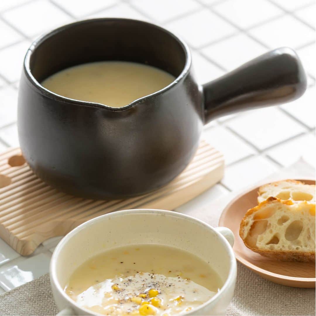 栗原はるみ「ゆとりの空間 」さんのインスタグラム写真 - (栗原はるみ「ゆとりの空間 」Instagram)「. ＼キッチンから食卓へ／ 「萬古焼 スープポット」  コロンとした丸みのあるシルエットに あたたかみを感じる、小ぶりなスープポット。  スープはもちろん、少量の味噌汁やおかゆにも◎  耐火性のある陶器を使用しているので、 直火で調理することができます。  キッチンから食卓へそのまま出せるので、 できたてのおいしさが長続きするのがうれしいです♪  --- 萬古焼 スープポット 白 [4,400円（税込）] (品番：K23A025122010）  萬古焼 スープポット 黒 [4,400円（税込）] (品番：K23A026122080） ---  詳しくはプロフィールのリンクから @yutorino_kukan  #食器 #スープポット #萬古焼 #スープ #味噌汁 #おかゆ #スープの器 #鍋 #栗原心平 #栗原はるみ #yutorino_kukan #yutorinokukan #sharewithKuriharaharumi #ゆとりの空間 #オンラインショップ」12月12日 12時00分 - yutorino_kukan