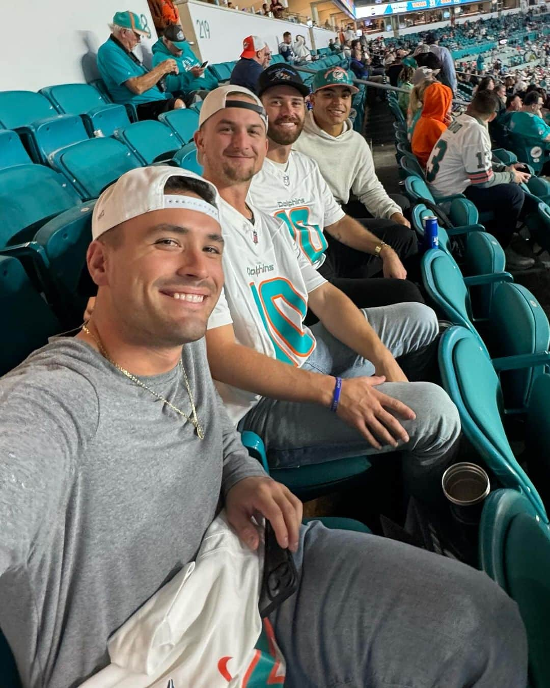 マイアミ・マーリンズのインスタグラム：「Monday night football with the @miamidolphins 🐬」