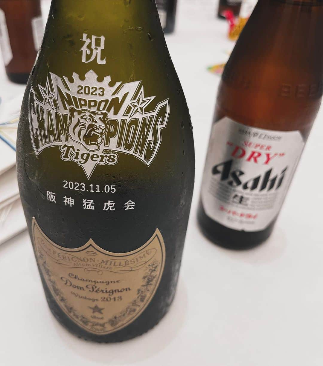 千秋さんのインスタグラム写真 - (千秋Instagram)「阪神後援会でした。 この会は、岡田監督が前回監督だった頃から。 当時、タイガースとの話もあり、父たちが東京政財界初の阪神公認後援会「道一筋会」を作ったのが始まりです。 道一筋とは岡田監督の大切な言葉です。  80歳になった父が、ご友人たちが、ずーっと「今年こそ」と応援し続けて、そしてとうとう日本一を味わうことが出来て、本当に良かったなと思いました。  悲願だった日本一の祝賀会。100人以上のおじさん、おじいちゃん達が大喜びしていました。 社員さんが数万人いるような企業のトップが多いので、会場に入ってくる時や席についている時は、さすがの貫禄なのですが、時間が経って席を立っての自由時間になると、わあわあわあ、ひゃっひゃっひゃ。 男の人って、偉くなっても、歳を重ねても、ずっと高校生みたいなんだなあと思いました。 小池百合子さんは、スピーチで父とわたしの関係もネタにしてくれたり、娘のことを気にしてくれたり、優しい方でした。  今日嬉しかったこと。 飲み過ぎる父と飲まないわたしはいつも喧嘩ばかりしているのですが、父が先に帰った後、岡田監督が「でもお父さんも苦労してるんやで。」と、この20年ほどの父の外での顔を教えてくれたことです。 そもそも父が社会の中で何をどんなことをしていたのかほとんど知らなかったので、びっくりしました。 「このガラスもあのガラスも全部、自分とこのおやじが作ったんやで」「ゆっくりしようとしてたのにまた忙しくなって•••」 岡田監督やご友人達から、わたし達家族は知らない、会社や社会のために一生懸命頑張って働いてきた父の話を聞いて、今はもう、少しくらいお酒を飲んでもいいや、もう少し優しくしよう、と思いました。 何も知らなくていつもカリカリ怒ってごめんね。  そんな父の最大の喜びが、阪神優勝＆阪神日本一なのですから、岡田監督には本当に感謝します。 そして同じようなひとが全国にたっくさんいると思うと、みんなを幸せにしてくれた岡田監督は偉大です。 ありがとうございます。 そして、来年も、よろしくお願いします！  ※後援会で恒例の「千秋の質問コーナー」では、会場のみなさんからの質問に岡田監督や阪神フロントが答えるコーナーなのですが、毎回特別に千秋Twitterでフォロワーさん達から集まった質問も答えてもらっています。 そちらは千秋Twitterの方に書いていますので、阪神ファンはそちらも楽しんでいただけたら😉  #阪神 #tigers #hanshin #タイガース #道一筋会 #連覇  #生涯虎姫 #虎姫様の戯言」12月12日 12時05分 - chiaki77777