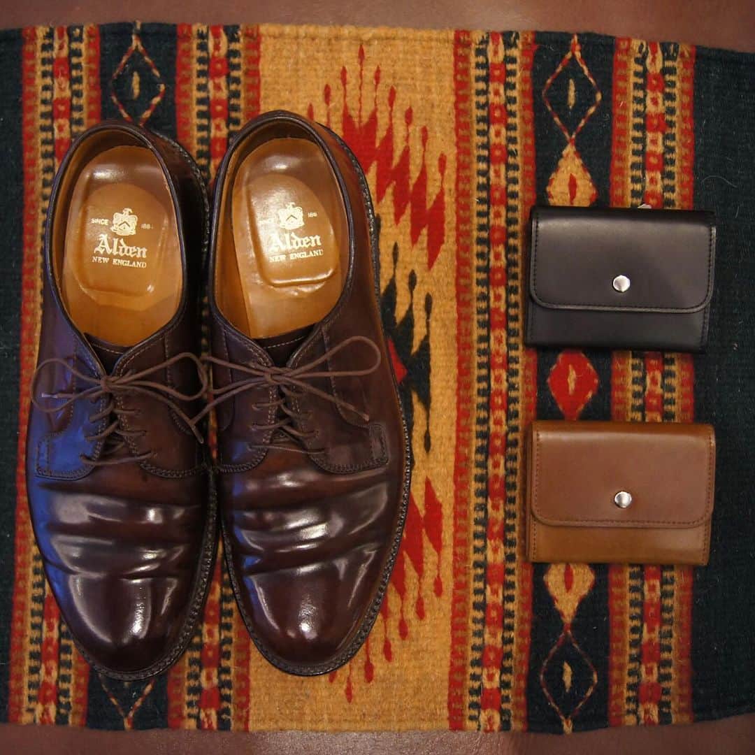 ラコタハウスのインスタグラム：「THE LAKOTA HOUSE ORIGINAL  Model: LHW-006 Style: Compact Wallet Material: Rough Cordovan Color: Black/Brown  各種お問い合わせは、プロフィール欄記載リンクのLINEをご利用ください。  #alden #aldenshoes #thelakotahouse #cordovan #オールデン #ラコタハウス #コードバン #革靴」