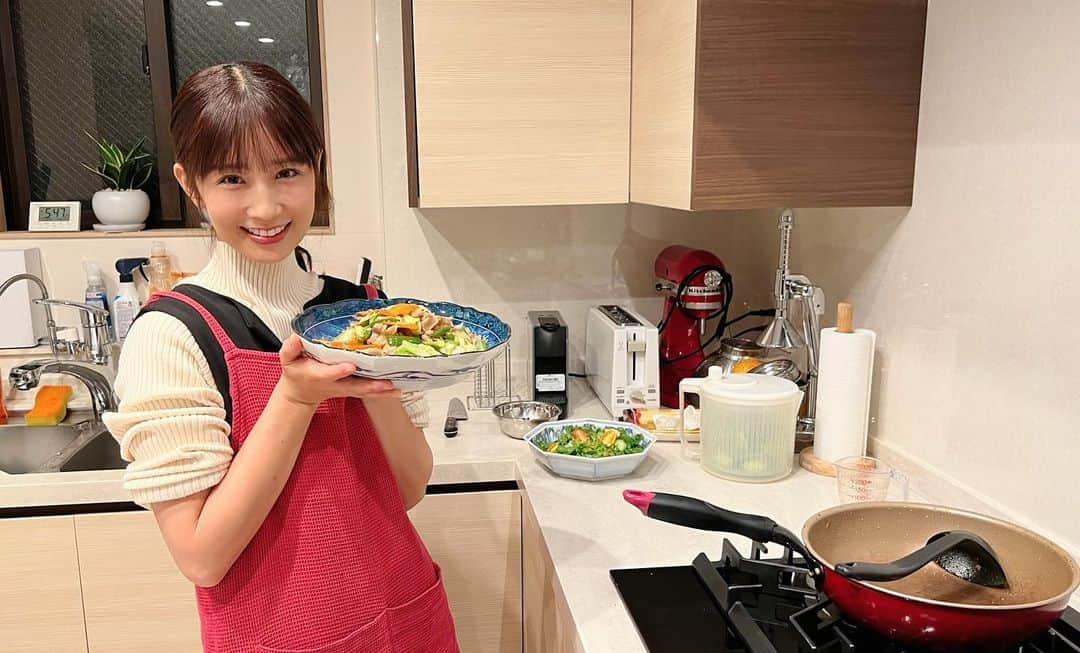 小倉優子のインスタグラム：「YouTubeをアップしました🙏🏻✨  最近は、バタバタお夕飯を作る動画が多くなっています🌟  今週の動画も 早炊きでご飯が炊けるまでの30分で、子ども達とバタバタお夕飯を作っています💓  今週は、 タレを使わずお家にあるもので簡単回鍋肉 チョレギサラダ お豆腐とワカメのお味噌汁 白米です✨✨  良かったら見てください😊‼️」