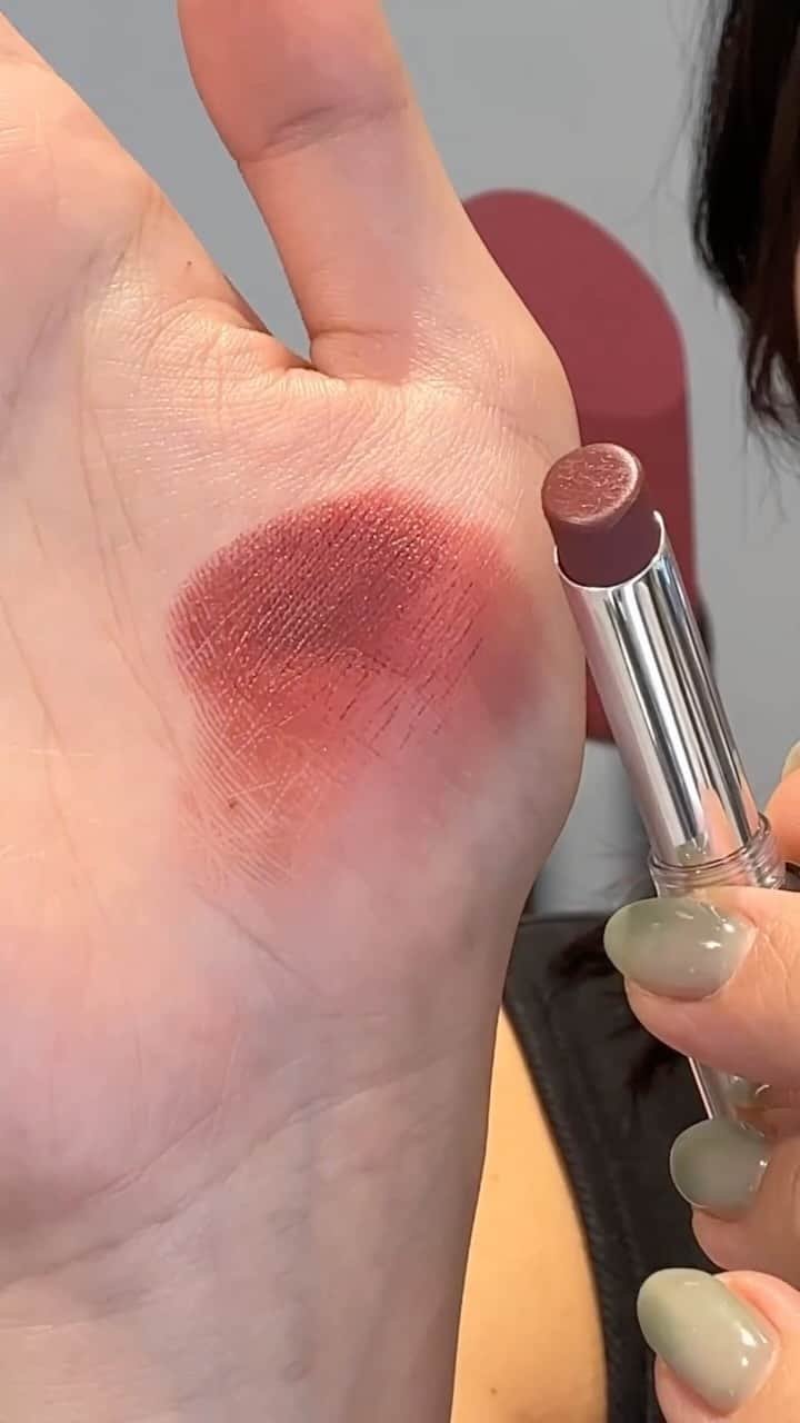 M·A·C Cosmetics Hong Kongのインスタグラム：「美到每一款色都想收藏自用😍 Party 必備嘅#鎖色彈唇膏，色調全日持久顯色💋 無論飲飽食醉定濃情親親，完美唇色依然零走位💯 你又鍾情邊款色？  🎉5大派對色選： 💄Connoisseur 燕麥奶粉色  💄Opulence 野果薔薇色  💄Vixen 漿果莓子色  💄Poncy 微醺甜酒色  💄Rein 酒紅藕紫色   🛒【雙12限定優惠】由6/12 - 12/12，全線官網88折！  Product featured: Locked Kiss 24Hr Lipstick零感鎖色啞緻唇膏 - HK$275 #MACLOCKEDKISS #MACHongKong #Regram from @jin____eun  On-trend opulence ✨.  The party-must-have Locked Kiss 24Hr Lipstick delivers you  24hr-longwear, comfortable, kiss-proof finish that lasts from day to night💋 Re-application who?  5 most on-trend party lip shades: 💄Connoisseur  💄Opulence  💄Vixen  💄Poncy  💄Rein  🛒【Double 12 Exclusive Promotion】From 6/12 - 12/12, enjoy 12%OFF online!」