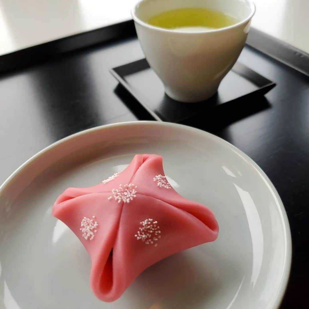 植松晃士のインスタグラム：「ランチです　雅なお菓子をいただきました❤️🤭」