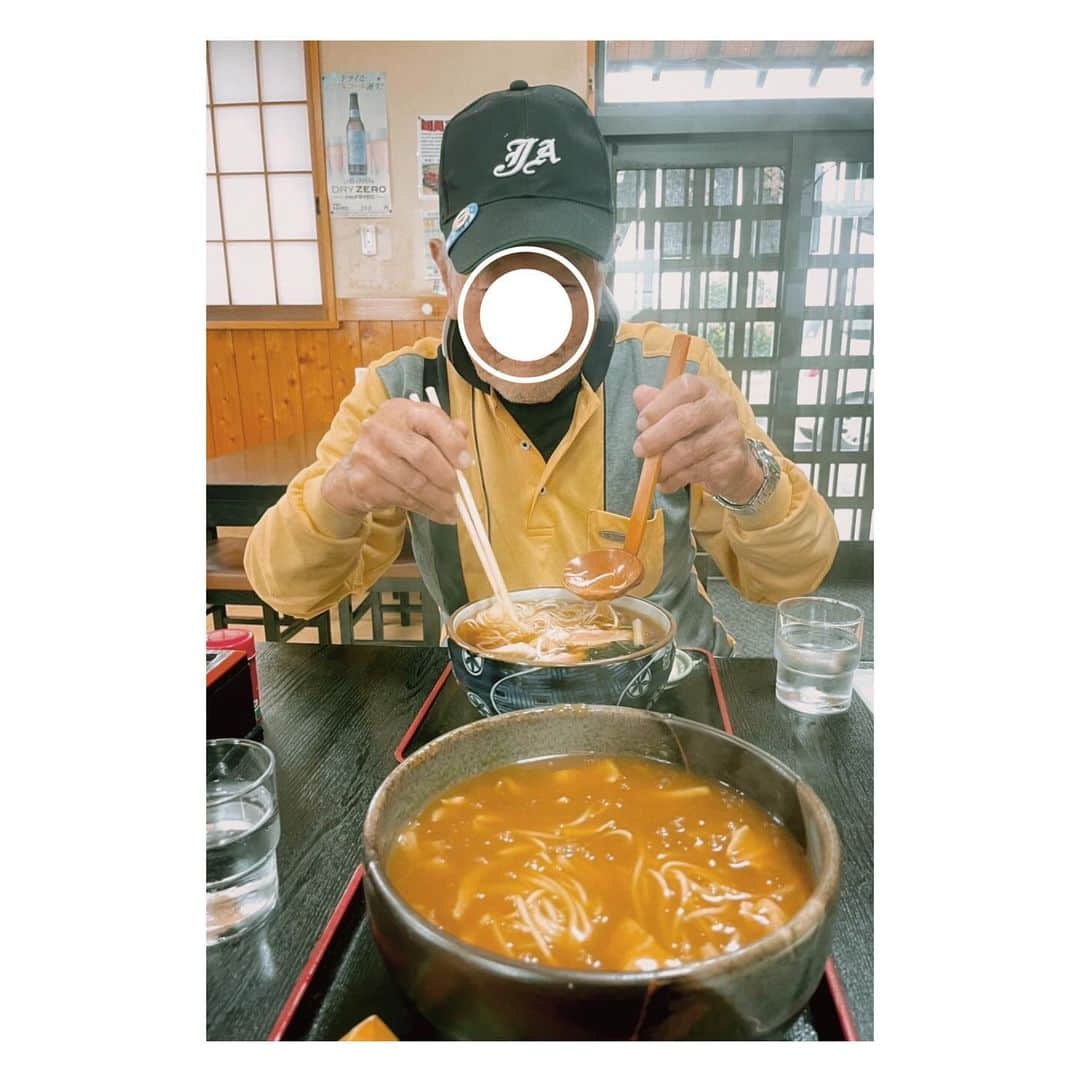 小貫莉奈のインスタグラム：「祖父と初めての2人ご飯🍚  祖父が祖母とよく行ってた蕎麦屋に行こうと誘ってくれて、初めて2人だけでご飯を食べました！  私がカレー南蛮を頼んだら、ばあちゃんも毎回カレー南蛮だったよって話してくれて、  私も忘れられない時間になりました☁️」