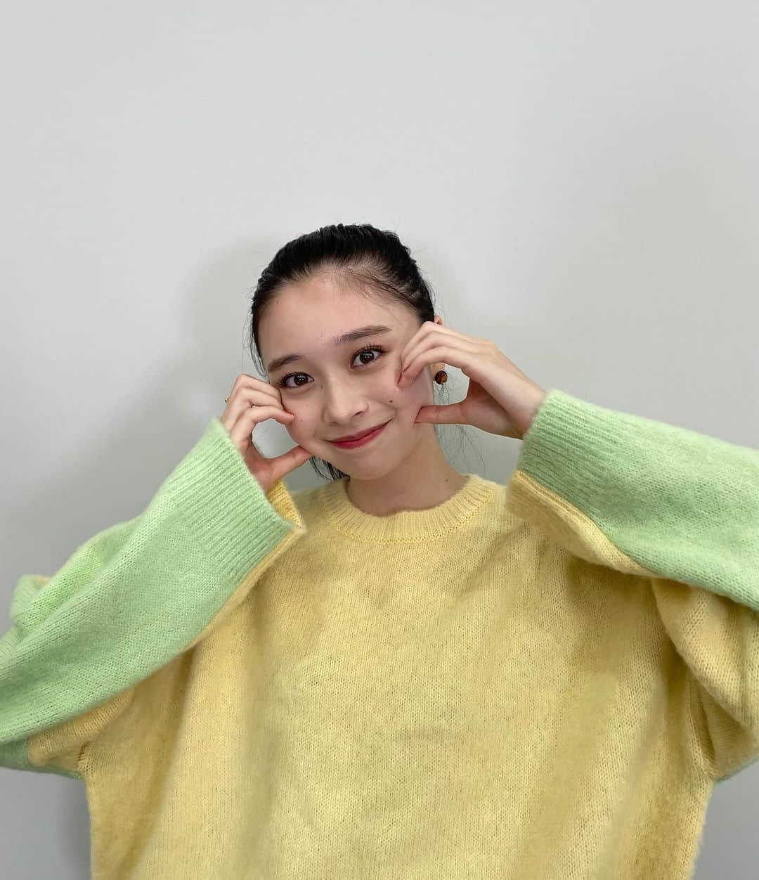 Seventeenのインスタグラム：「ストーリーで大好評だったので投稿にも👼🏻💛💚 昨日のライブ配信の梨々花オフショット📸  見逃したコもアーカイブからチェックできるよ📺✨  #セブンティーン #田鍋梨々花 #生配信 #ライブ配信 #Seventeen #占い #五星三心  #五星三心占い #2024年 #来年の運勢 #占い #🔮 #ゲッターズ飯田さん #2024年の運勢 #運勢占い #全体運 #恋愛運」