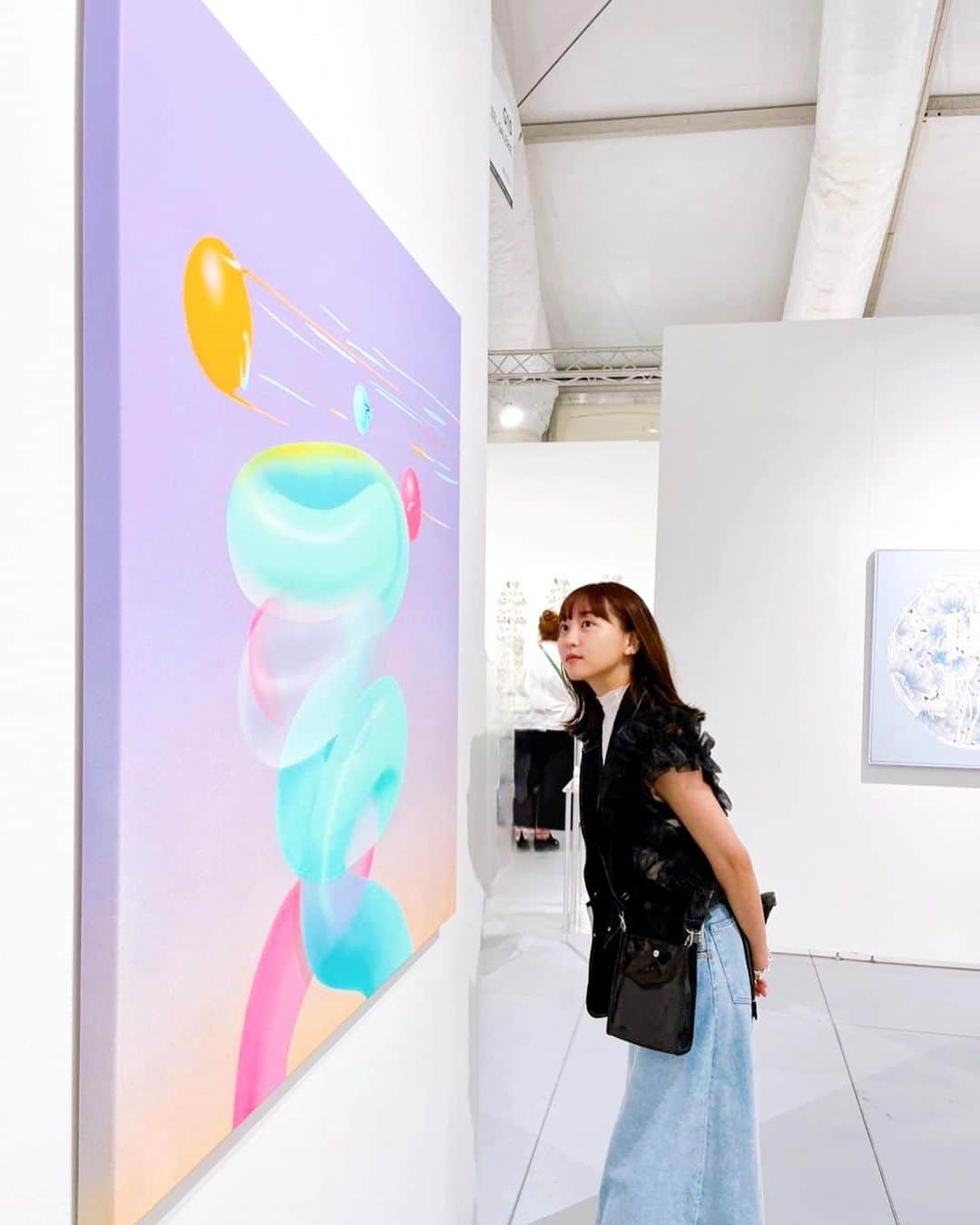 倉中るなのインスタグラム：「in MIAMI #ArtBasel  今年の目標の1つだった 「 アメリカにアートの勉強をしに行く 」！  想いが叶い、スイス・マイアミ・香港・パリで毎年展開されている世界最大級のアートフェア #アートバーゼル in マイアミへ勉強に行ってきました！  今回観た会場は、Art Miami / SCOPE / Untitld ART / Design Miamiの4つ。  街を歩いてるだけでも発見が沢山で…まだまだ周り足りなかったなぁ。素敵だなぁと感じた作品を次の投稿でupします。♡  #miamibeach#artmiami#scope#untitledartfair#designmiami#basel#miami#america」