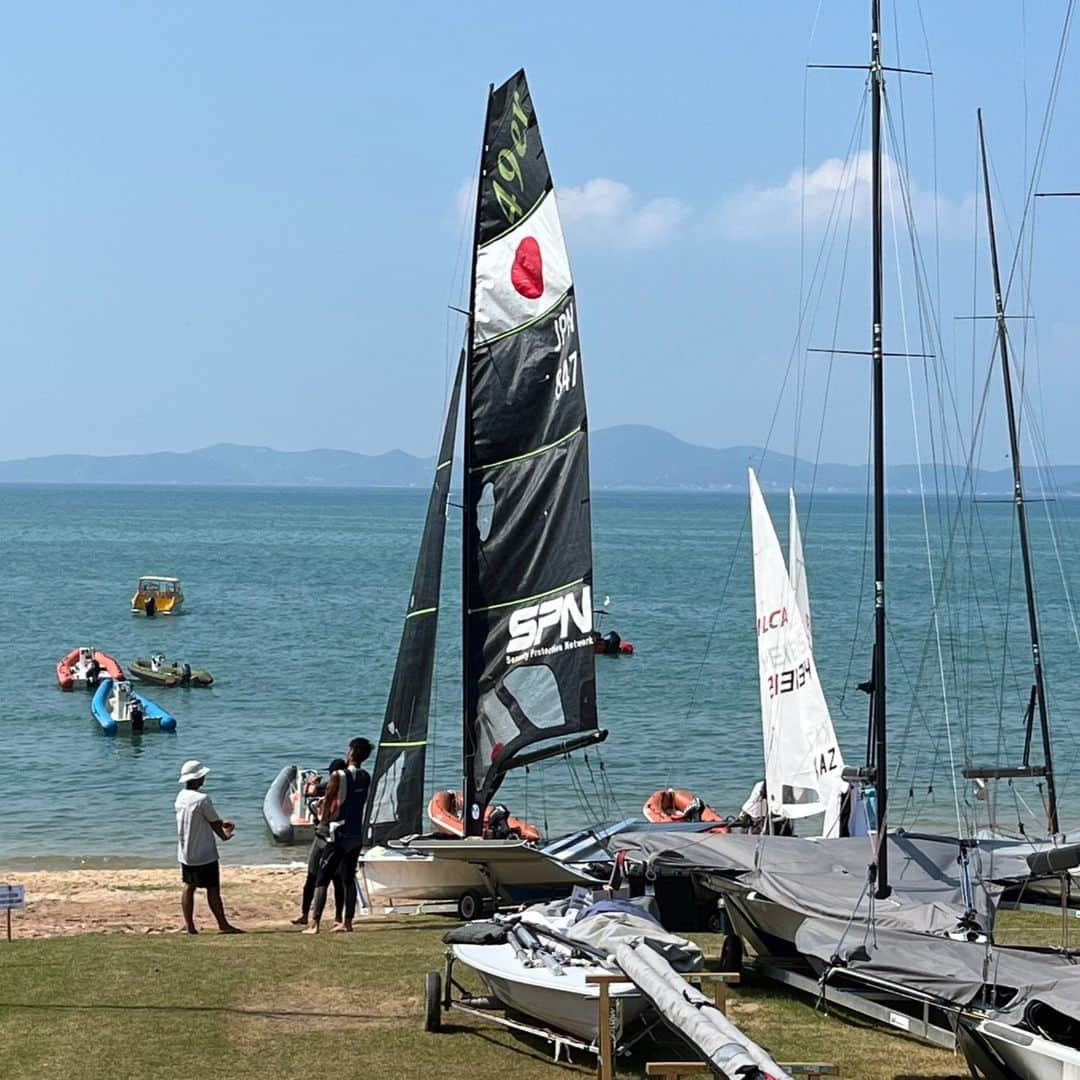 ??日の丸セーラーズ⛵️さんのインスタグラム写真 - (??日の丸セーラーズ⛵️Instagram)「【ASC】 パリ2024オリンピックのアジア大陸枠予選を兼ねた「アジアセーリングチャンピオンシップス」が12月10日〜20日にタイのパタヤで開催されます。パリへの切符はILCA6およびILCA7級が各2枠、49er級、49erFX級、Nacra17級、470級それぞれ各1枠です。  日本からは以下の選手が出場国枠獲得をかけて出場します。レースは13日からリザーブデイを挟んで19日までです。  [出場選手]（エントリー順）  ILCA6級 冨部柚三子 山本佑莉 三浦帆香 柿元麻衣  ILCA7級 黒田浩渡 瀬川和正 鈴木義弘 竹内修祐  49er級 古谷信玄／高柳彬  49erFX級 田中美紗樹／永松瀬羅 松苗幸希／畑山絵里 山崎アンナ／高野芹奈  なお日本から470級（国枠獲得済）、Nacra17級へのエントリーはありません。  #asiansailingchampionships #parisolympics  #thai  #pataya  #japansailingfederation」12月12日 12時34分 - jsaf_official