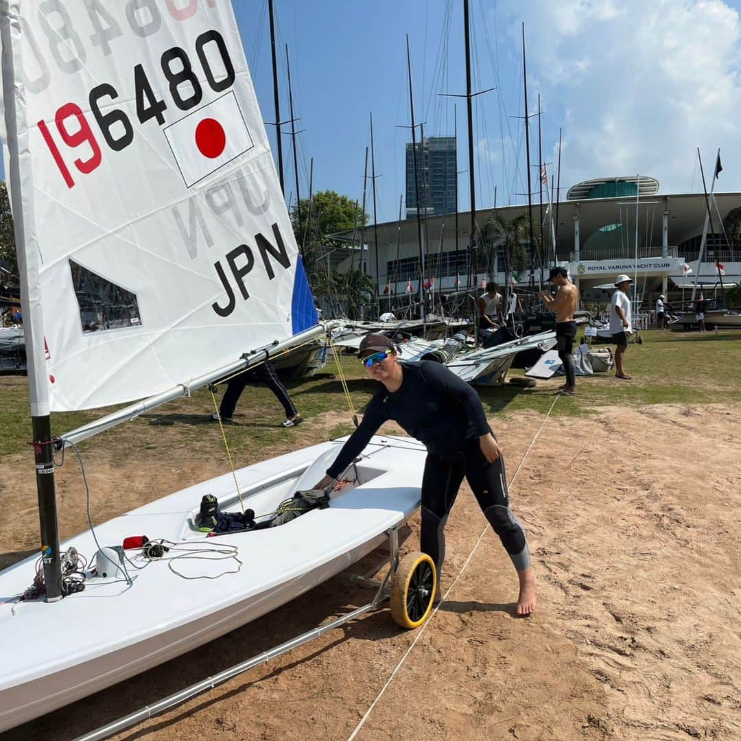 ??日の丸セーラーズ⛵️さんのインスタグラム写真 - (??日の丸セーラーズ⛵️Instagram)「【ASC】 パリ2024オリンピックのアジア大陸枠予選を兼ねた「アジアセーリングチャンピオンシップス」が12月10日〜20日にタイのパタヤで開催されます。パリへの切符はILCA6およびILCA7級が各2枠、49er級、49erFX級、Nacra17級、470級それぞれ各1枠です。  日本からは以下の選手が出場国枠獲得をかけて出場します。レースは13日からリザーブデイを挟んで19日までです。  [出場選手]（エントリー順）  ILCA6級 冨部柚三子 山本佑莉 三浦帆香 柿元麻衣  ILCA7級 黒田浩渡 瀬川和正 鈴木義弘 竹内修祐  49er級 古谷信玄／高柳彬  49erFX級 田中美紗樹／永松瀬羅 松苗幸希／畑山絵里 山崎アンナ／高野芹奈  なお日本から470級（国枠獲得済）、Nacra17級へのエントリーはありません。  #asiansailingchampionships #parisolympics  #thai  #pataya  #japansailingfederation」12月12日 12時34分 - jsaf_official