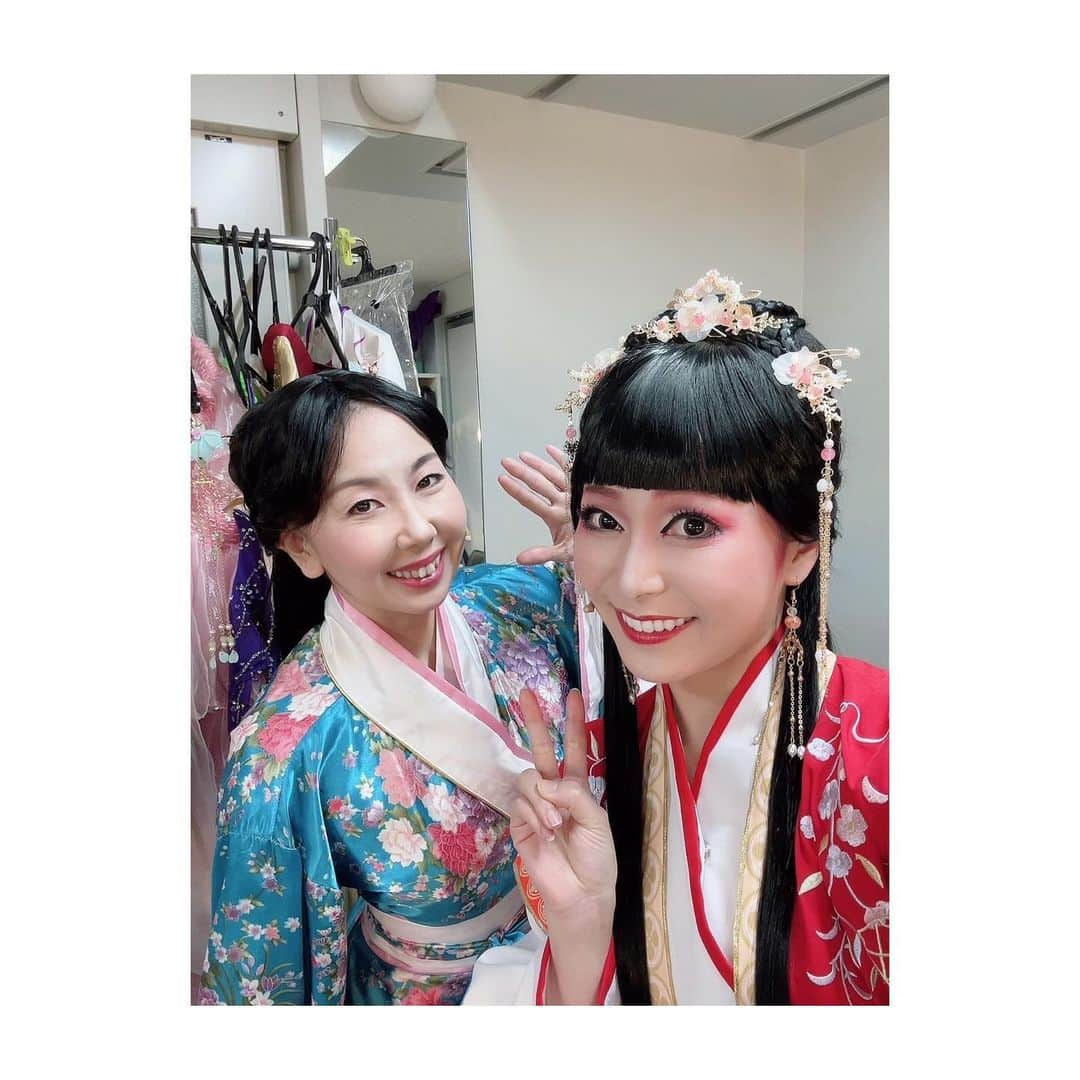 村井麻友美さんのインスタグラム写真 - (村井麻友美Instagram)「『Fabulous Revue Boys vol.31』 無事に終演致しました。  キャストの皆さま、スタッフの皆さま、観に来て下さった皆さま、応援して下さった皆さま、ありがとうございました！！ 感謝の気持ちでいっぱいです。  あまりお写真は撮れませんでしたが、まずは第一部のお芝居 『茜に燃ゆる夢』から！  今回のお役は賀集利樹さん演じる【中大兄皇子】と実の兄妹でありながら愛し合った【間人皇女】 時代に翻弄される人々の生きざま。 何か感じ取って頂けていたら嬉しいです！  写真は幸せいっぱいです♡ ＊ ＊ ＊ #ファビュラスレビューボーイズ  #茜に燃ゆる夢  #舞台  #歴史 #賀集利樹 さん #神崎順 さん #安藤一人 さん #妃那マリカ ちゃん #浦野祥鷹 くん #三井慎太郎 くん #葉月星椰 くん #すばる未来 ちゃん #村井麻友美」12月12日 12時42分 - mayumi_murai817