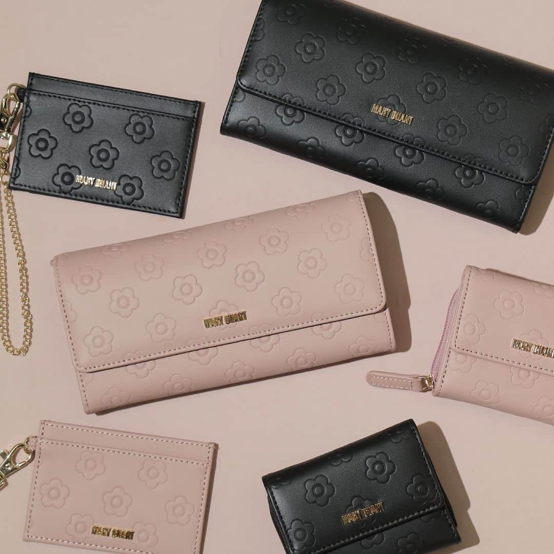 MARY QUANT officialのインスタグラム：「- PURSE & WALLET - デザインはもちろん 機能面にこだわったMARY QUANTの財布 新しい年に向けて お気に入りのデザインを見つけて クリスマスのギフトへもおすすめ - #デイジーアウトラインパターン2パース #デイジーアウトラインパターン2ミニウォレット #デイジーアウトラインパターン2シングルパスケース - 12/22【Fri】まで オンラインショップにて 期間限定 ラッピング無料キャンペーン実施中！ - 12/17 【Sun】まで W POINT UP CAMPAIGN 2023開催中！ 期間中 すべての商品を対象とするお買い物で ステージ付与率×2倍のポイントをプレゼント - #MARYQUANT #マリークヮント #パース #ウォレット #財布 #お財布 #プレゼント #ギフト #クリスマスプレゼント」