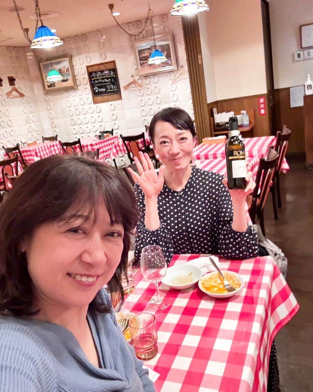 湯浅美和子さんのインスタグラム写真 - (湯浅美和子Instagram)「20年前、FM世田谷で深夜生放送のパーソナリティをさせていただきました🎙  どんteマ！？という番組、聞いていたという方、いらっしゃいますか？✋🏻  その番組を演出していた斉藤りかディレクターと先日、偶然、再会💕 番組はわずか半年だったのですがお互いしっかりと覚えていて、再会を機に急接近です🫶  楽しい会話で盛り上がる夜でした✨  #再会 #長くやり続けると楽しいサプライズがありますね #ラジオ #ラジオディレクター #パーソナリティ #マイクの神様ありがとう」12月12日 12時53分 - miwako_yuasa