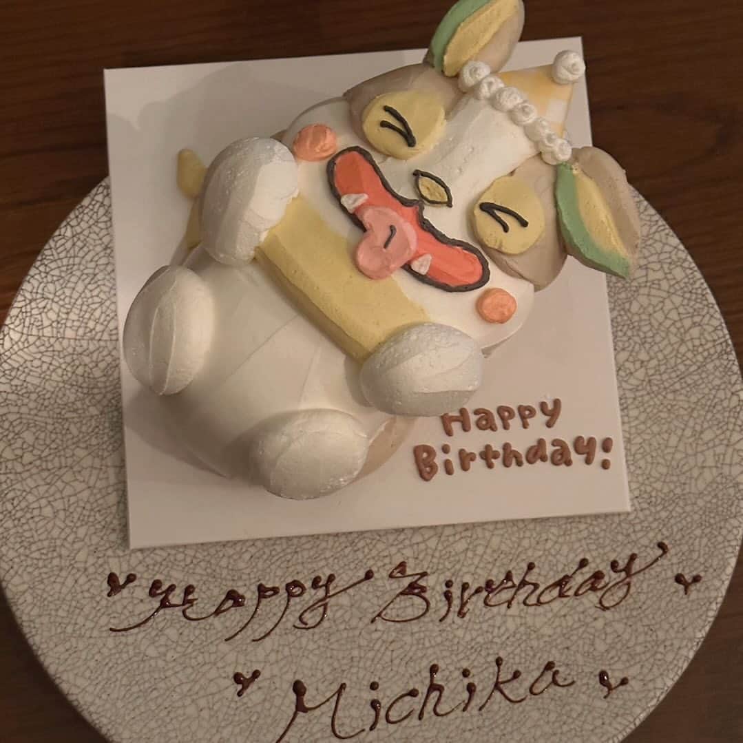 みちかのインスタグラム：「大好きなワンパチのケーキ、ありがとう🥺🤍 嬉しすぎて泣いた(笑) @un.cake_ ここのケーキらしい！  #誕生日プレゼント #誕生日プレート #誕生日サプライズ #誕生日ケーキ #誕生日 #birthday #mybirthday」