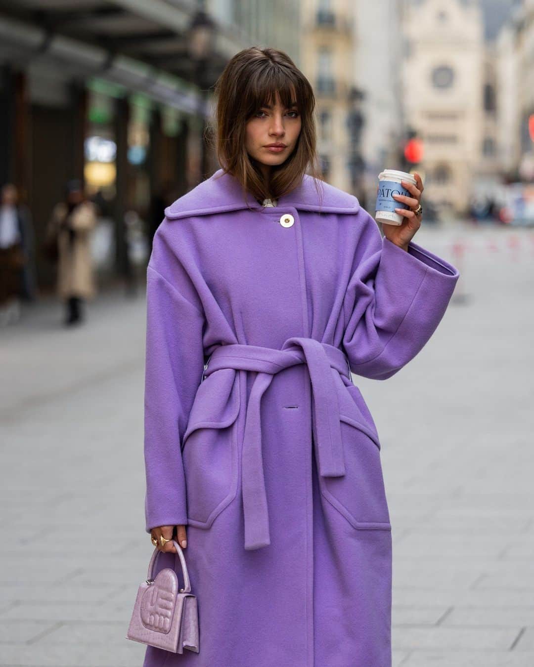 Vogue Taiwan Officialのインスタグラム：「#VogueWellness 每天喝一杯咖啡的好處比你想像的多很多。 咖啡的提神功效眾所皆知，但咖啡其實能改善腸道健康、減少發炎和預防肝病，這些功能卻鮮為人知，甚至還能促進大腦健康！ 點擊 @VogueTaiwan 首頁連結，專家教你如何喝咖啡，一天該喝多少咖啡？以及喝咖啡最好的時間點。」