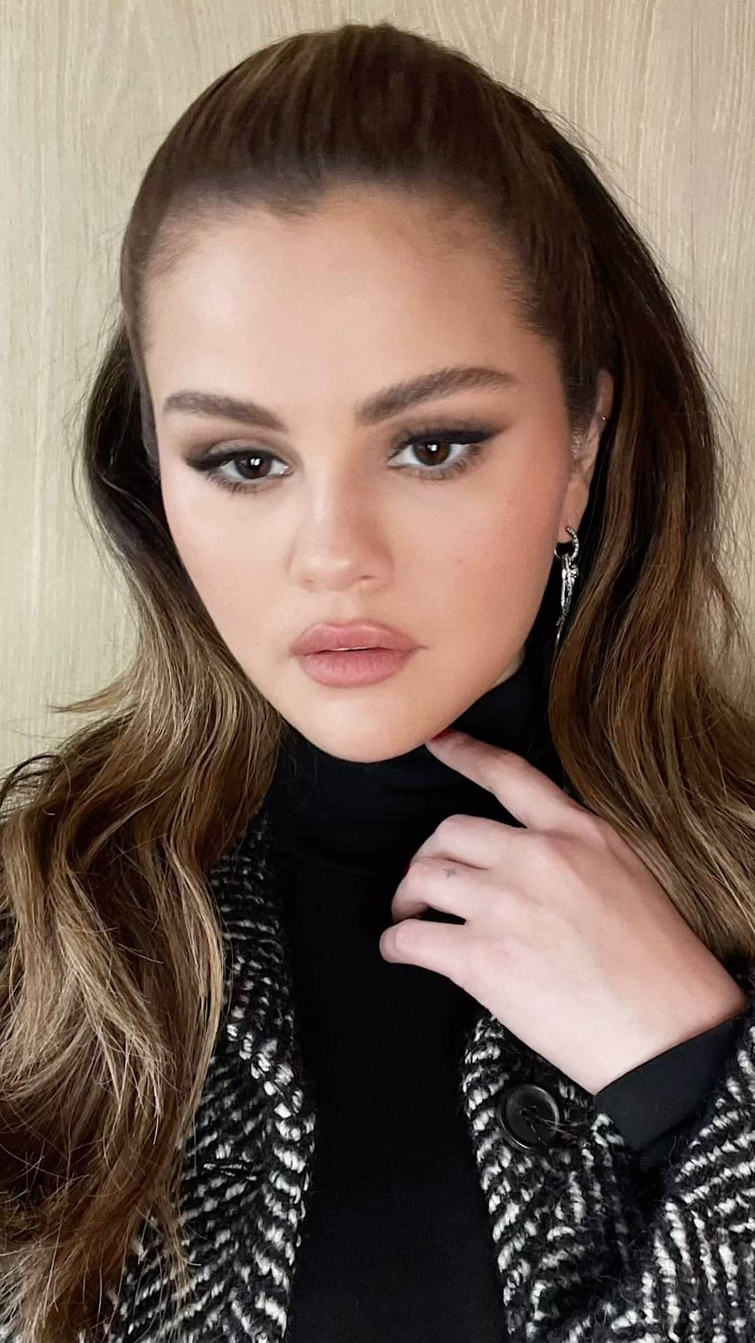 Hung Vanngoのインスタグラム：「Last face paint of 2023!  #SelenaGomez (@selenagomez) x #RareBeauty (@rarebeauty) Find Comfort Body Collection launch ⭐️✨💫🌟  👗 @erinwalshstyle  💅🏻 @tombachik  💇🏻‍♀️ @hairbyorlandopita  💄 @hungvanngo assisted by @tsuyo_sekimoto」