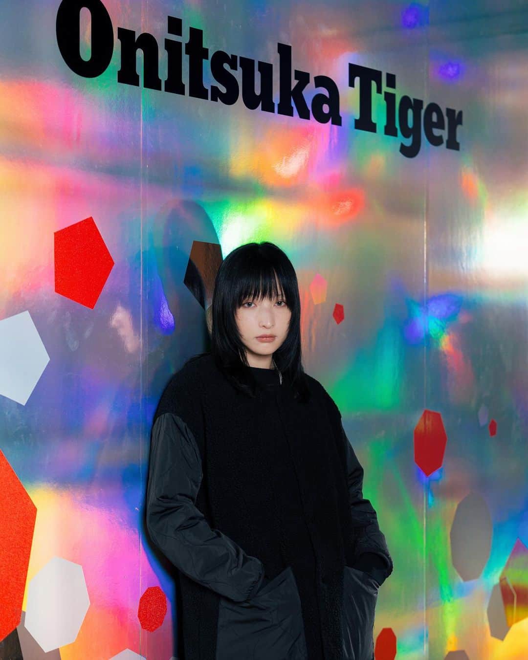 ハンナ・チャンのインスタグラム：「Onitsuka Tiger全新推出的DELECITY，採用極光為主題，鞋帶上綴以閃亮的Swarovski®️水晶，最適合作為今個聖誕節的驚喜禮物～🤫💝  由即日起至12月17日到 Onitsuka Tiger 銅鑼灣 Fashion Walk 旗艦店購買任何產品即刻可以享用Coffee Corner準備嘅美味曲奇！  @onitsukatigerhk #DELECITY #HOLIDAYGIFTS」