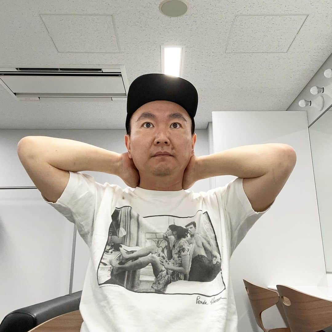 山内健司（かまいたち）のインスタグラム：「。 パメラハンソンのフォトTシャツ✋  カッコいい🧘‍♀️  そしてBOYのキャップ😆分かりやすい😂  まだ、俺まだTシャツで行ってます😂  アウターしっかりしてれば今の時代ずっとTシャツでいけんちゃうん😂😂😂  めちゃくちゃ楽しみなパルコでのアニメTシャツコンまであと少し😆😆😆😆😆  #ヴィンテージ #ヴィンテージTシャツ #かまいたち山内」