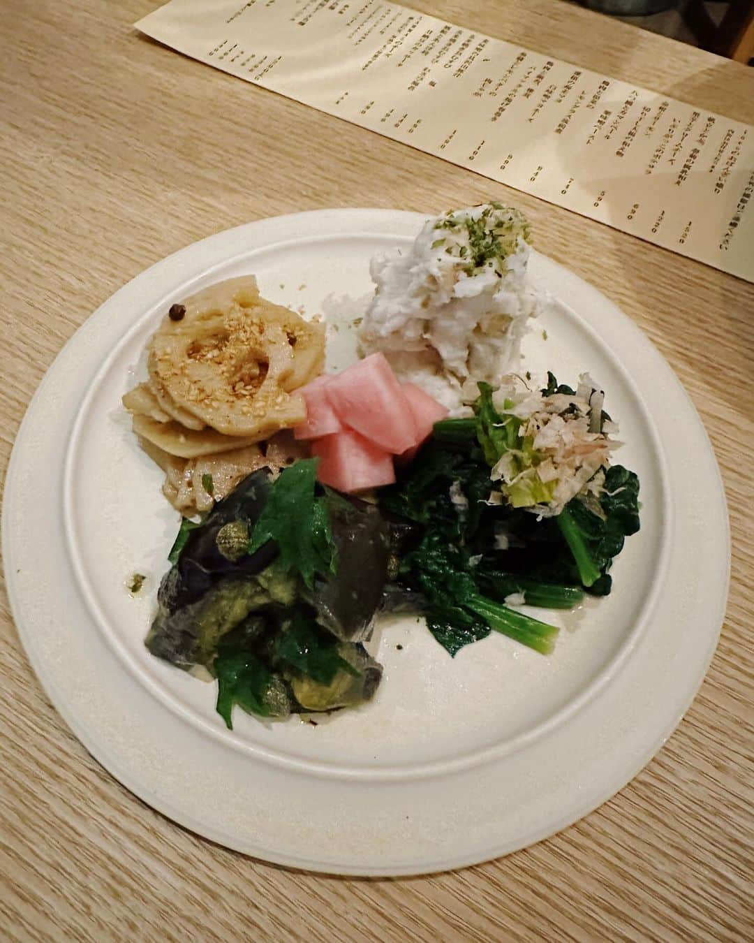 高山都さんのインスタグラム写真 - (高山都Instagram)「夫の写真展が @toco.daikanyama にて開催中です。 代官山にあるおばんざいとワインのお店で、12月26日まで飾っているので、わたしたちも食事やアペロがてら、ちょくちょく訪ねております。  昨日は、展示会終わりの友人チームも来てくれて嬉しかったなー。 トコはご飯もワインも美味しく、女性ふたり(しおりさんとひとみさん)が営む温かく優しい空間です。 パリッパリでエスニックかおる春巻きや自家製の糠漬け、魚醤とレモンバターが相性良しな肉じゃが…〆はぜひ豚汁とおにぎりを！おすすめしたい。  なんだか今年は寒くなくって12月感が少ないけれど、あったかい気持ちになれるごはんと写真の空間、よかったらお立ち寄りください。 世界中の優しい瞬間を見ながら飲んだり食べたりすると、会話もなんだかホクホクして、心がまぁるくなるのです。」12月12日 13時21分 - miyare38