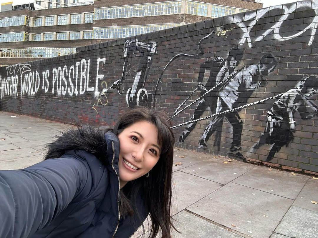 矢部あやのインスタグラム：「新めのBanksy ANOTHER WORLD IS POSSIBLE  📍 Marylebone Road in London NW1 5NY ・ #banksy #banksylondon」