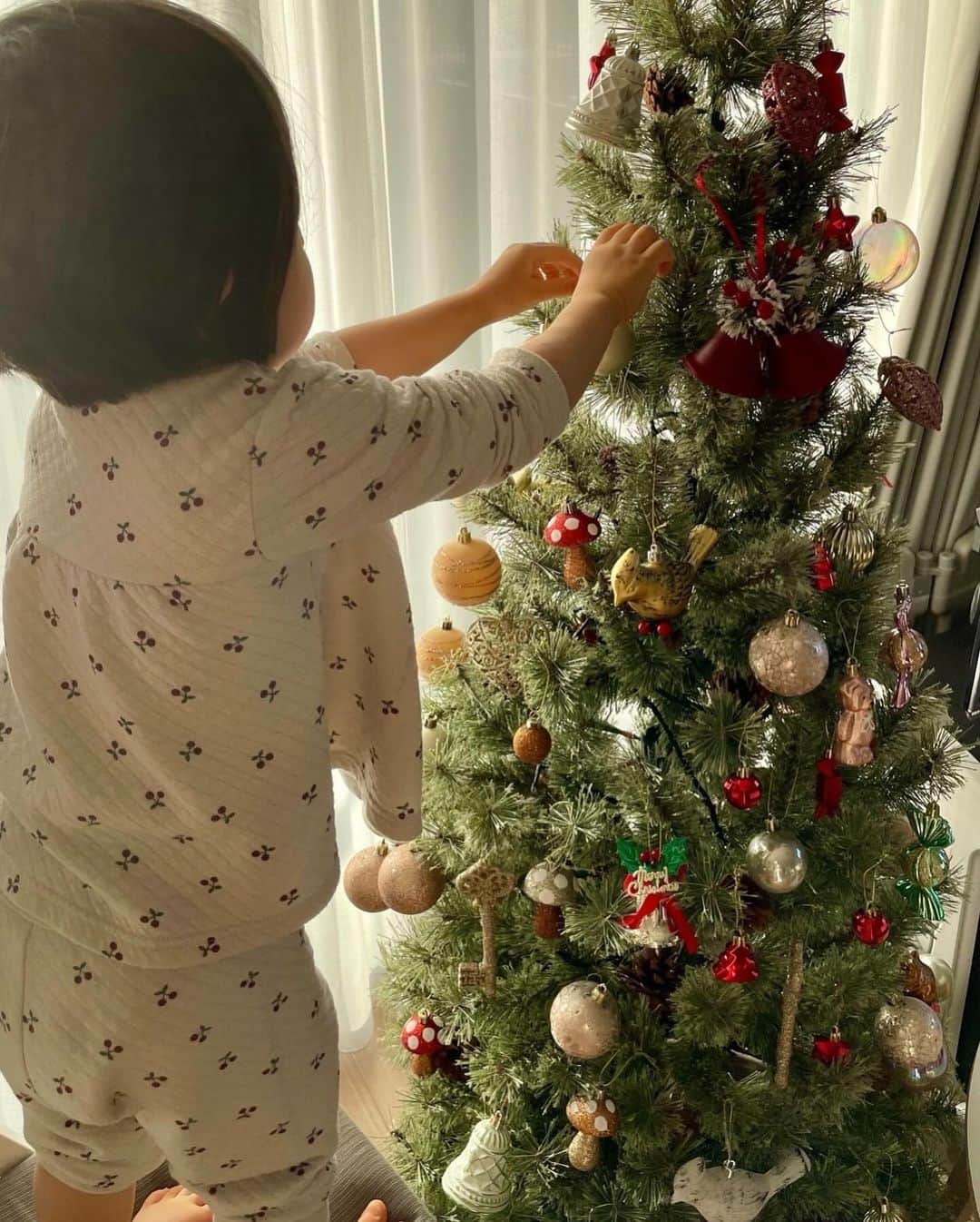 藤澤恵麻さんのインスタグラム写真 - (藤澤恵麻Instagram)「⁡ ⁡ 12月に入り、冬本番ですね。 街のあちらこちらでクリスマスツリーやイルミネーションを見かけるようになりました。 ⁡ 我が家でもツリーを出して、クリスマス気分が盛り上がっています。 子供達は年々飾り付けが上手になり、今年はほとんど全てのオーナメントを姉妹で楽しく飾り付けしていました。 ⁡ クリスマスが待ち遠しいね。 ⁡ ⁡ #恵麻 #ema #クリスマスツリー #xmas #ツリー #キッズ #姉妹」12月12日 13時30分 - ema_fujisawa_official