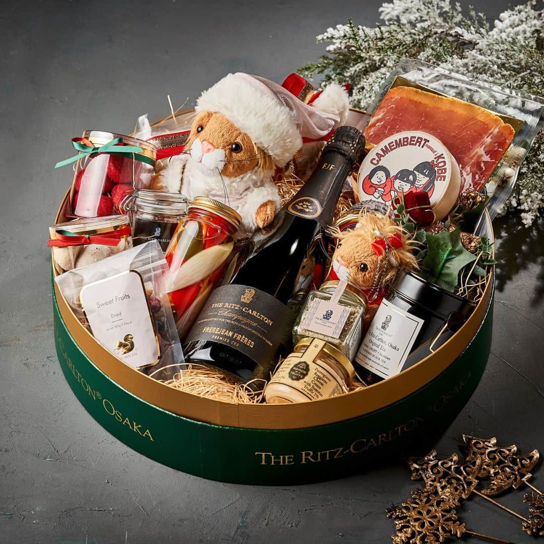 The Ritz-Carlton, Osakaのインスタグラム：「大切な方に、心温まるクリスマスギフトを贈りませんか？   ザ・リッツ・カールトングルメショップでは、シュトーレンや、ザ・リッツ・カールトン シャンパン、キャビア、生ハムなど計16種類の幅広いセレクションをお楽しみいただける「クリスマスハンパ―」（50,000円）をご用意しております。  Share the joy of Christmas with your loved ones with special gifts such as Christmas hampers.」