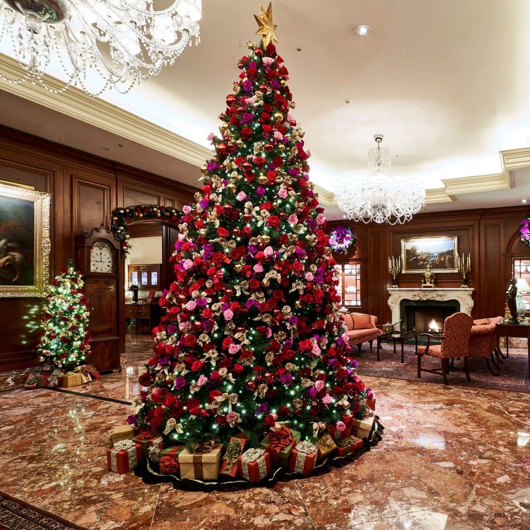 The Ritz-Carlton, Osakaさんのインスタグラム写真 - (The Ritz-Carlton, OsakaInstagram)「大切な方に、心温まるクリスマスギフトを贈りませんか？   ザ・リッツ・カールトングルメショップでは、シュトーレンや、ザ・リッツ・カールトン シャンパン、キャビア、生ハムなど計16種類の幅広いセレクションをお楽しみいただける「クリスマスハンパ―」（50,000円）をご用意しております。  Share the joy of Christmas with your loved ones with special gifts such as Christmas hampers.」12月12日 13時37分 - ritzcarlton.osaka